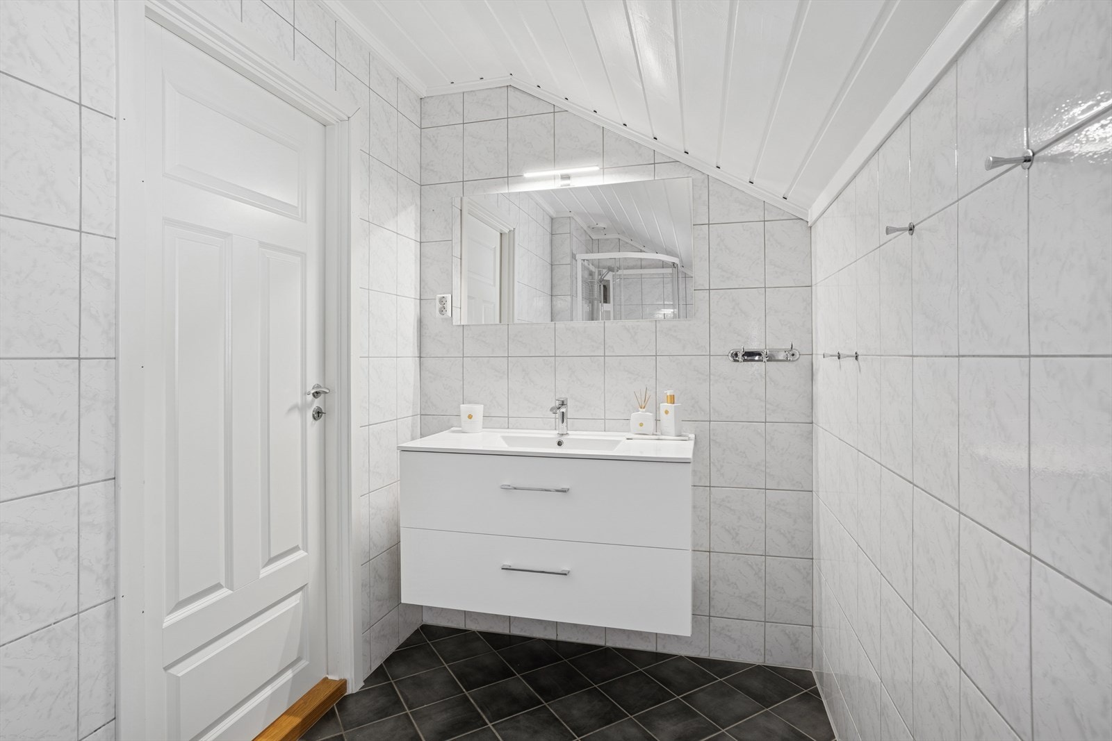 Det er ny innredning, blandebatteri og toalett i 2025 Galleribilde