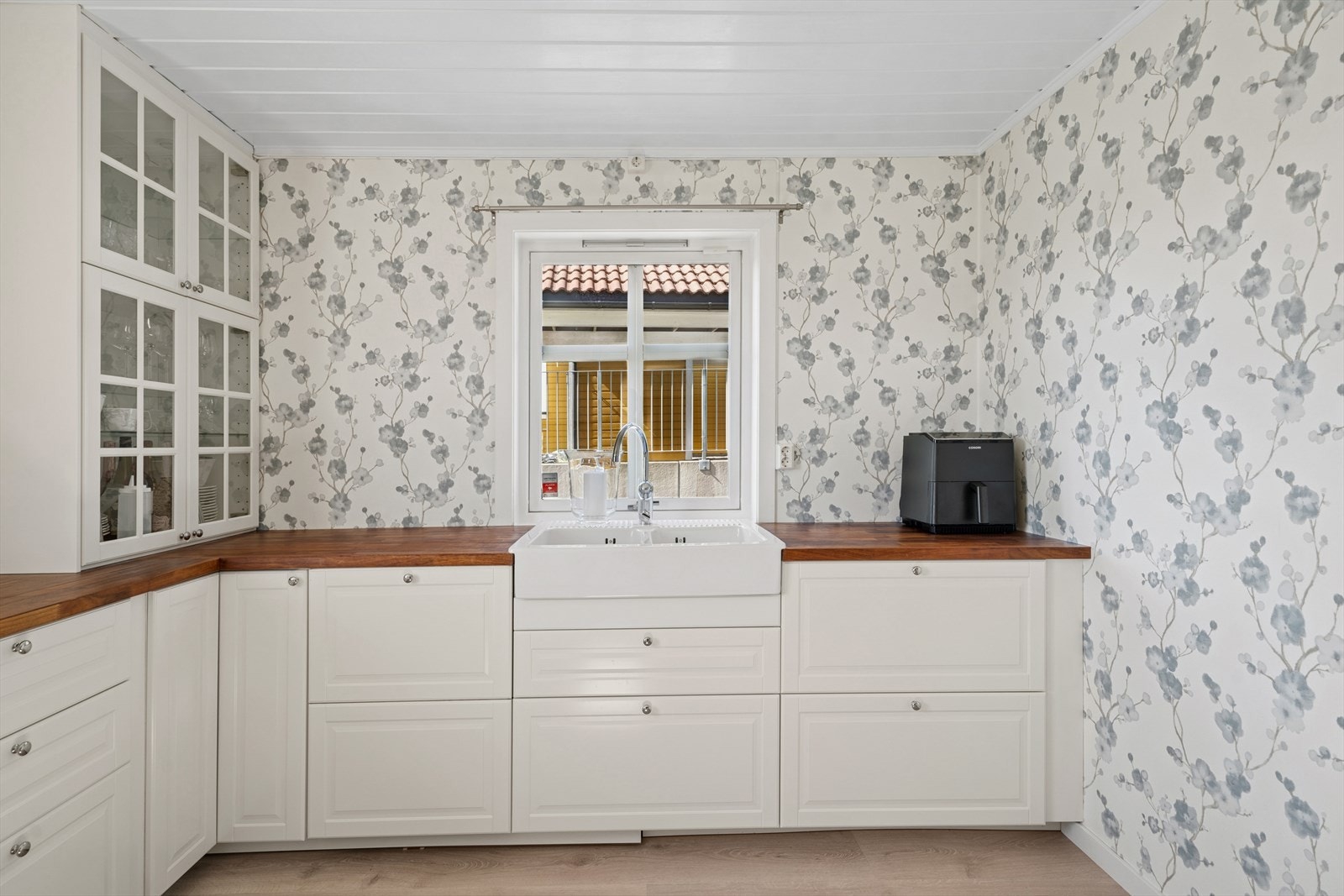 Det er integrerte hvitevarer som stekeovn, platetopp, micro, oppvaskmaskin og kjøl/fryseskap Galleribilde