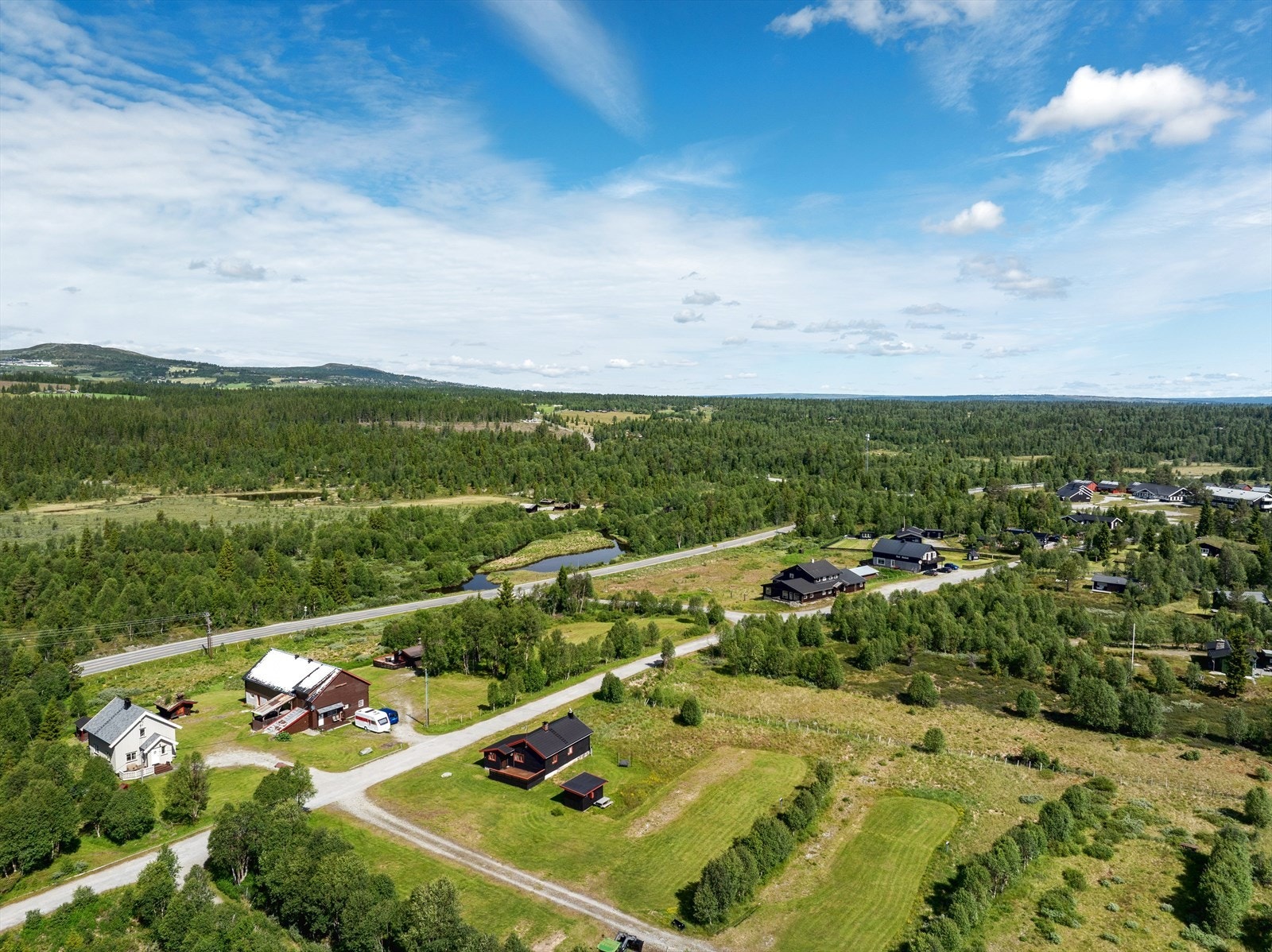 Det er god adkomst til eiendommen, og eiendommen har gode solforhold. Galleribilde