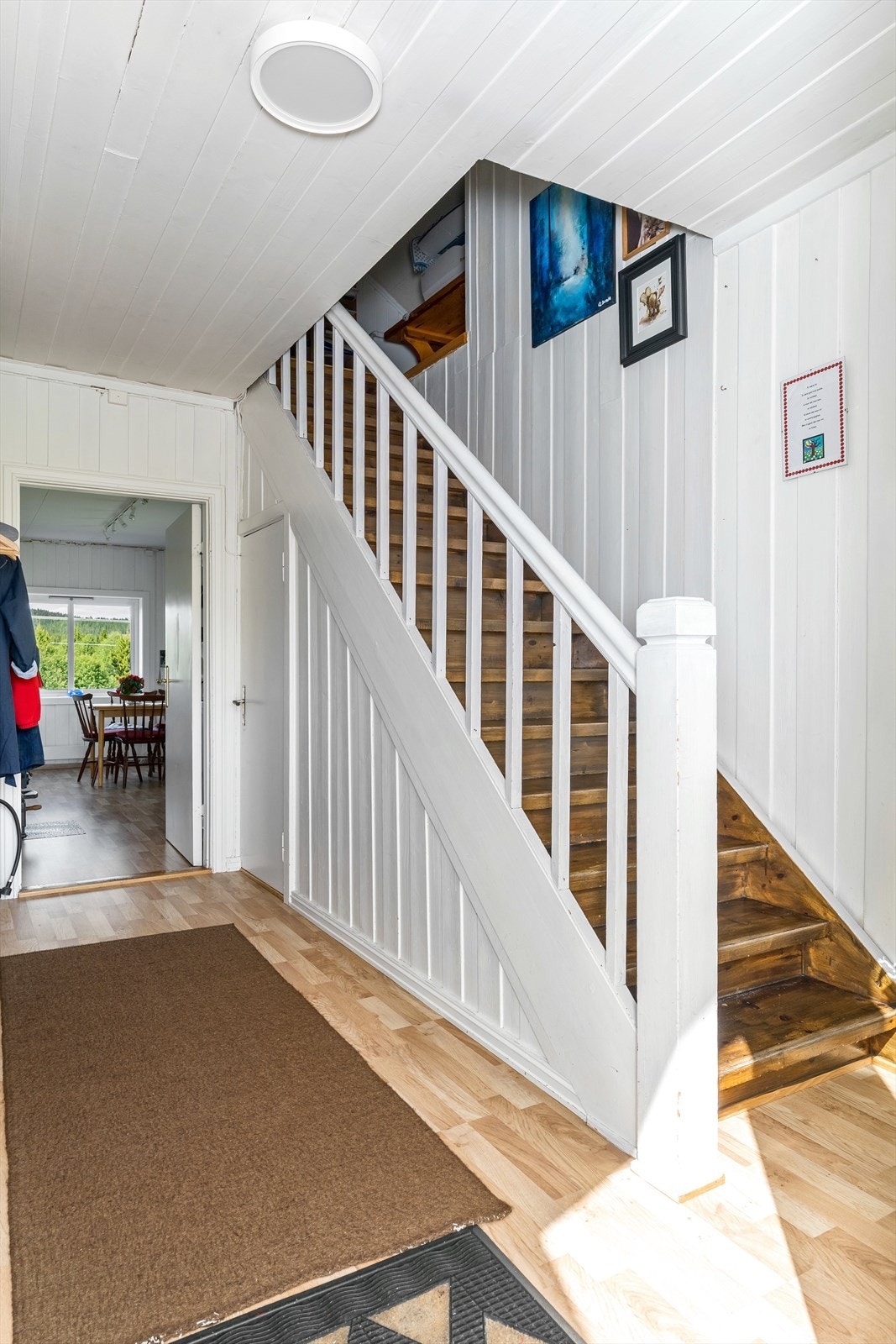 Gang med trapp opp til husets andreetasje. Galleribilde