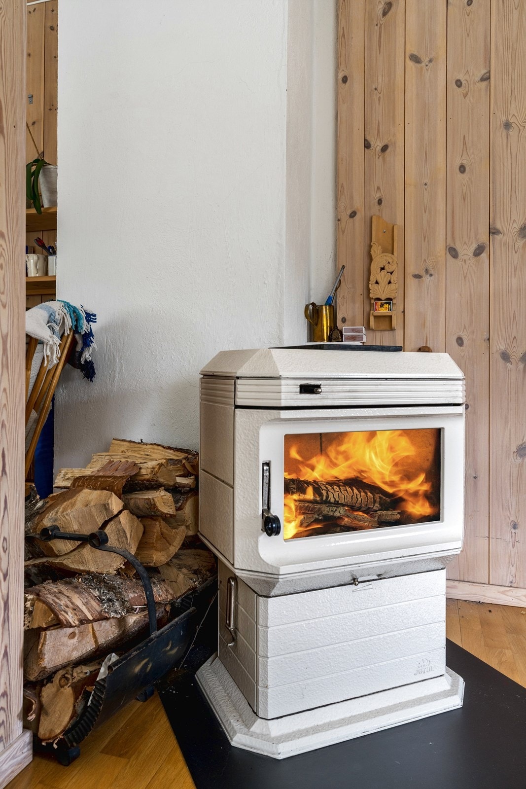 Vedovn i stue. Galleribilde