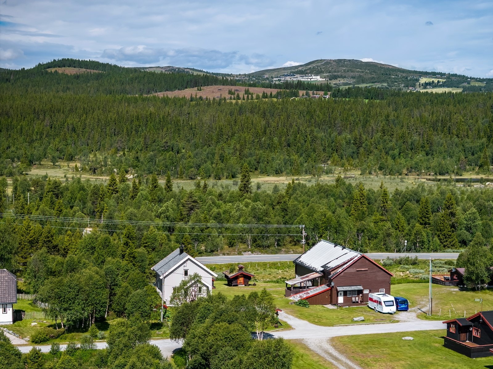 I området er det gode forhold for friluftsaktiviteter både sommer og vinter, med bl.a. oppkjørte skiløyper som går innover Golsfjellet. Galleribilde