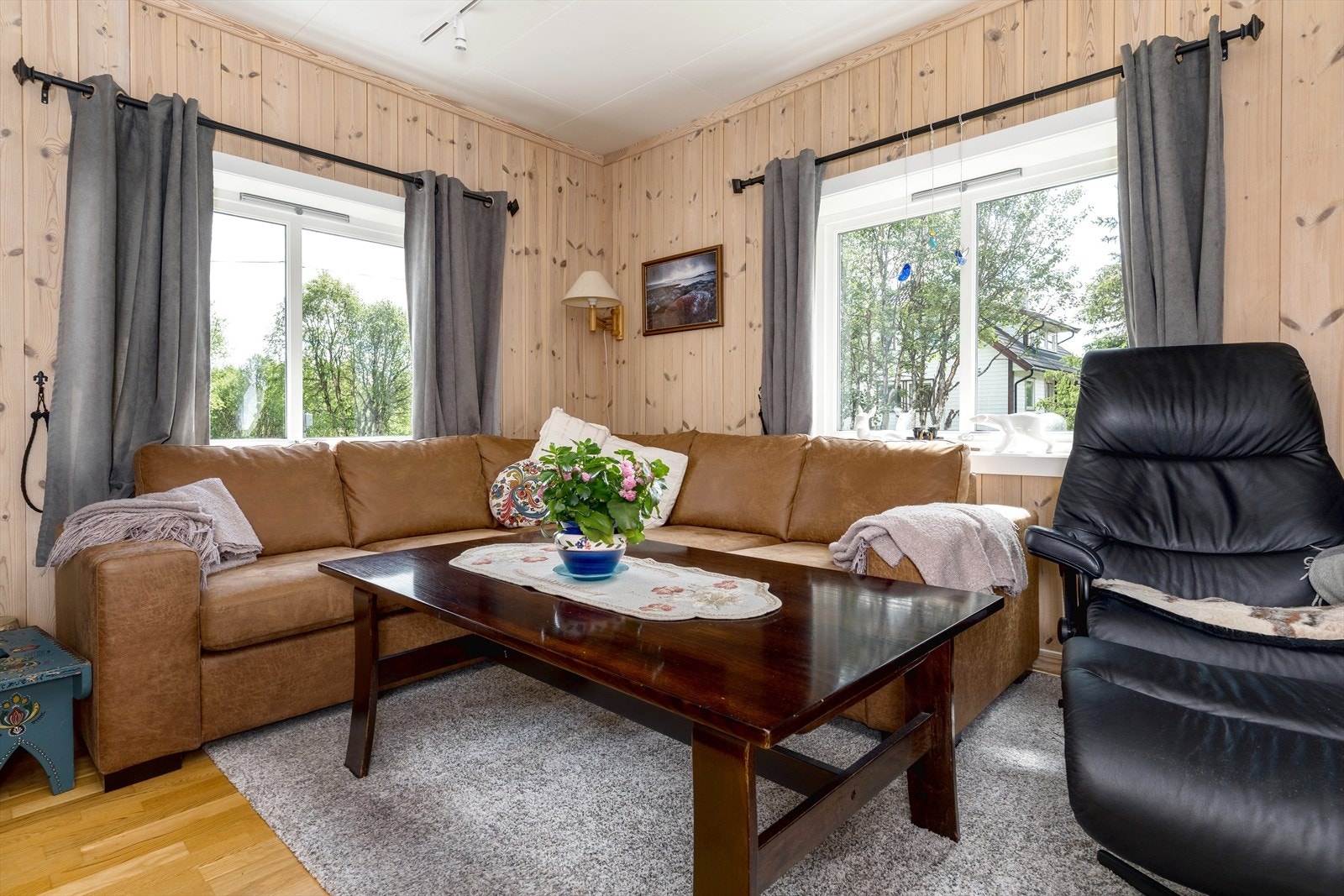 Panelte vegger og parkett på gulv. Galleribilde