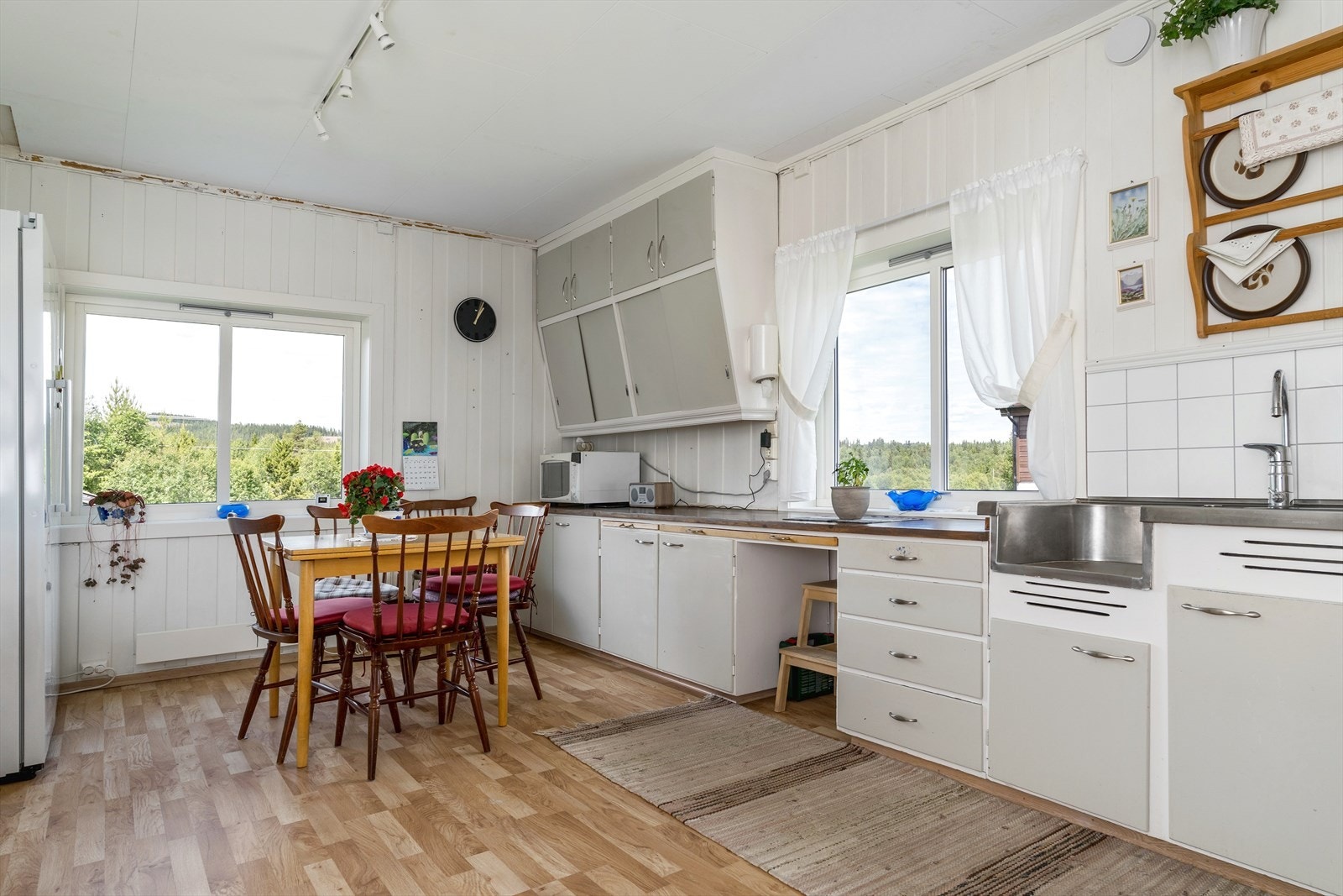 Eldre kjøkkeninnredning i malt utførelse med over- og underskap. Galleribilde