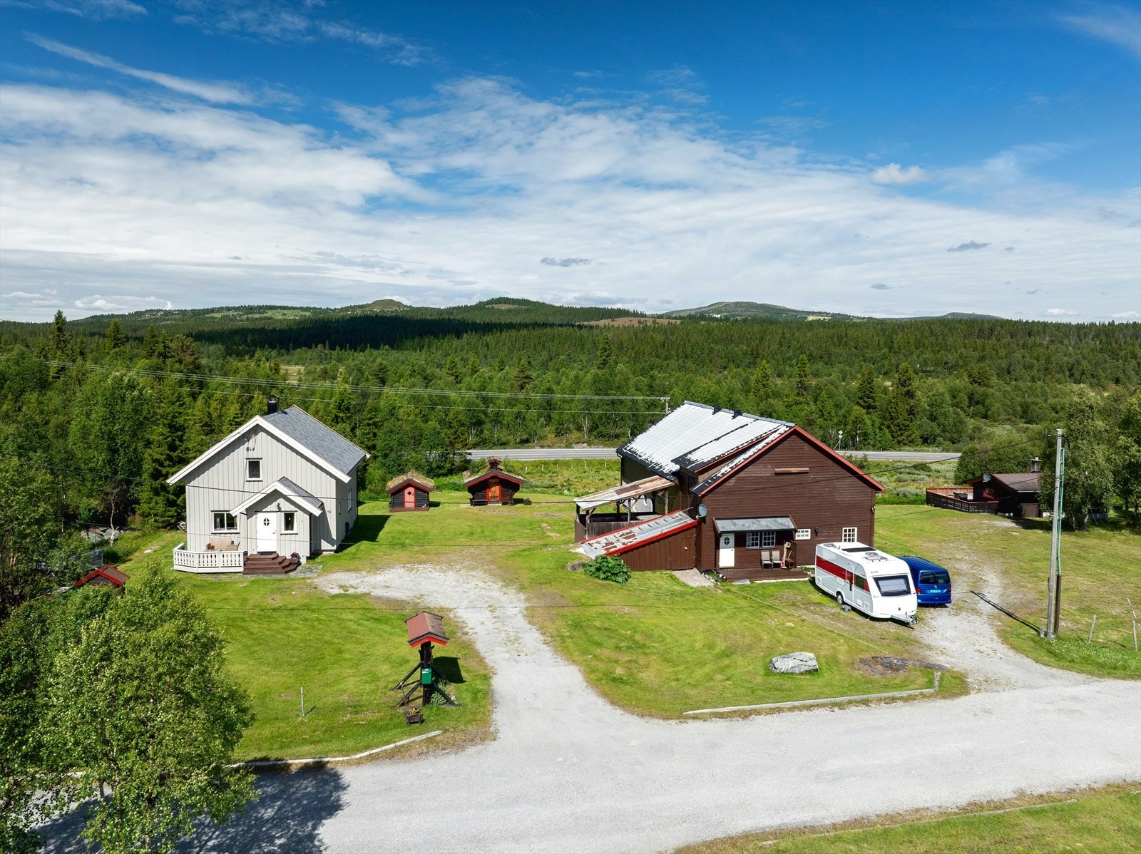 Eiendommens bebyggelse består av våningshus, to hytter og låve med to leiligheter. Galleribilde