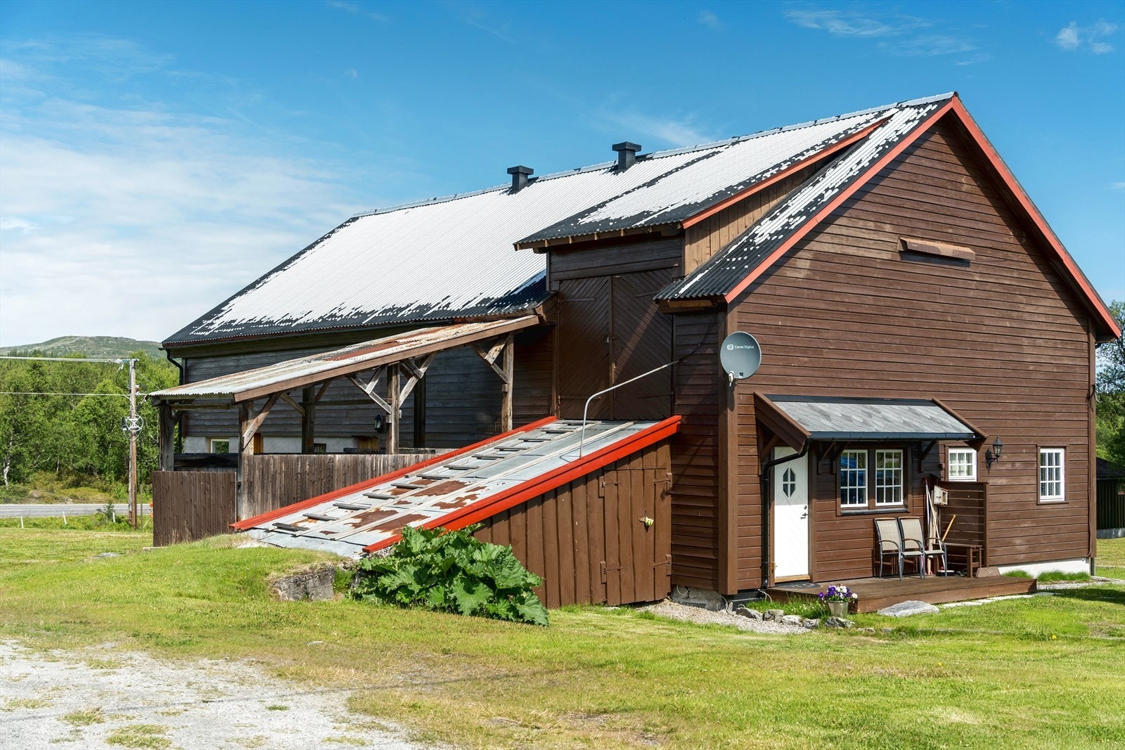 I låvebygningen er det både "gjødselkjeller", sanitæranlegg og to leiligheter. Galleribilde