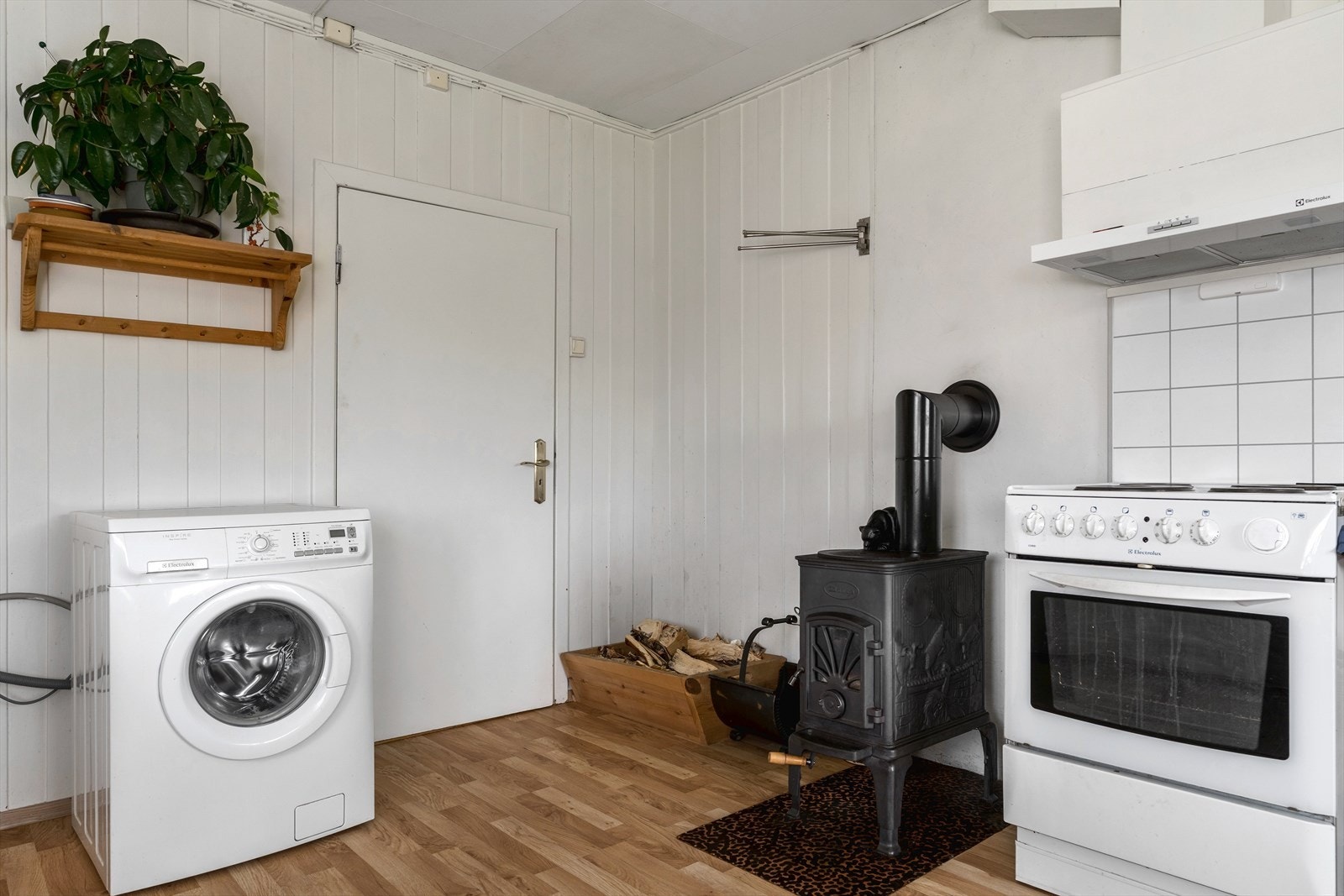 Vedovn på kjøkken, og opplegg for vaskemaskin. Galleribilde