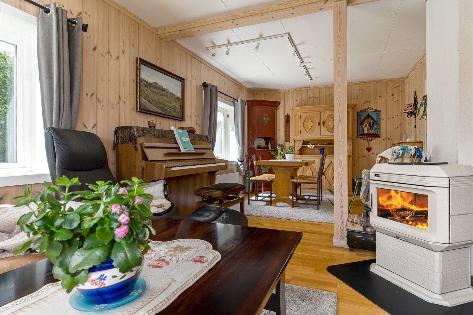 Plass for salong og spisegruppe i stuen. Galleribilde