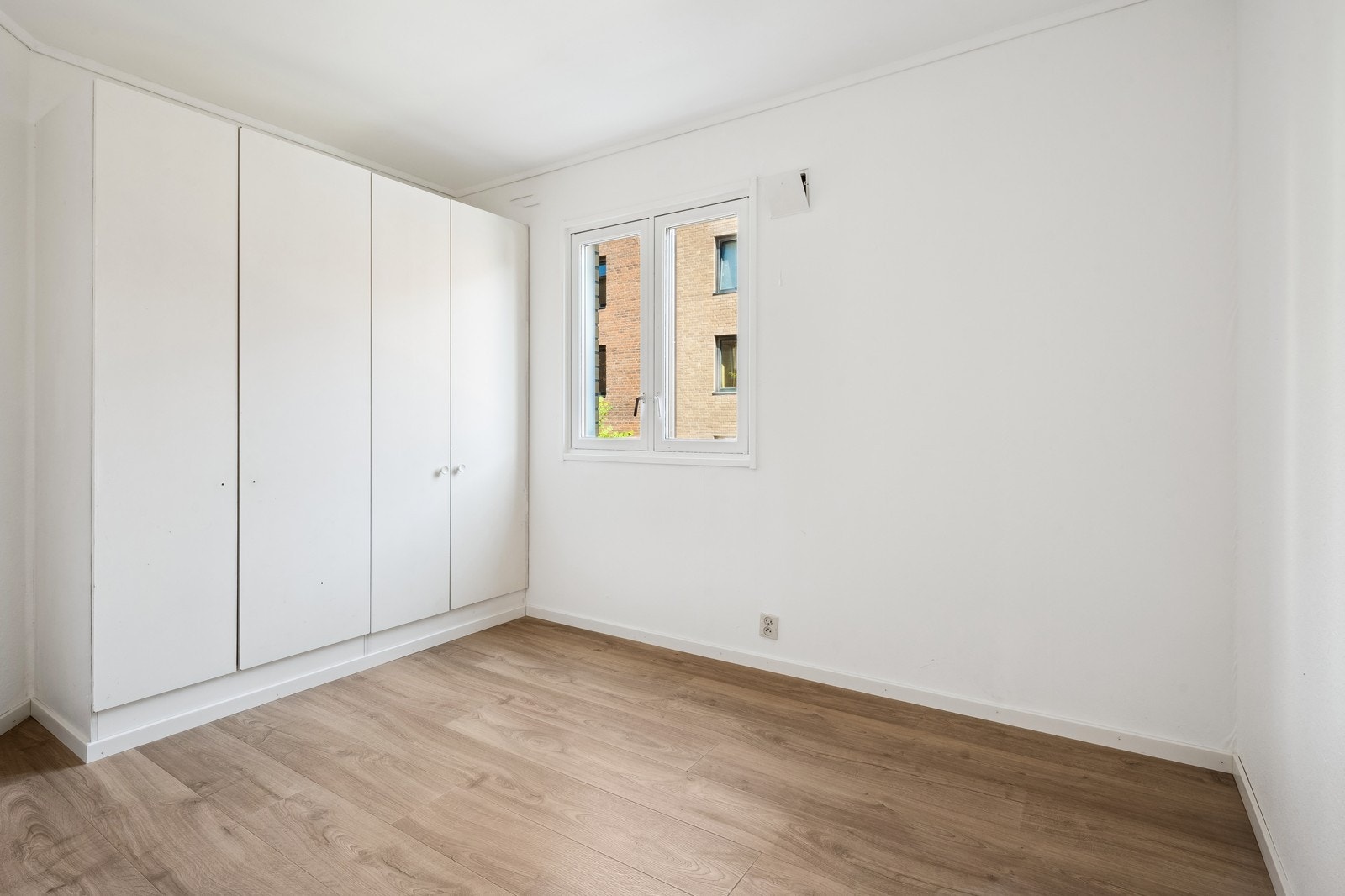 Soverom med rikelig garderobeplass Galleribilde