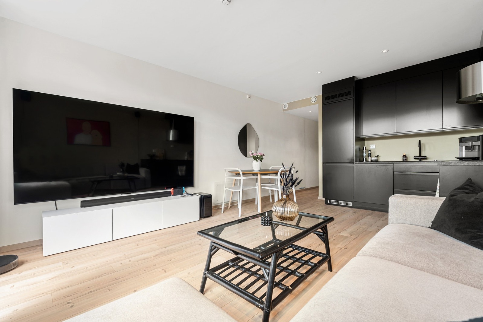 Laminat på gulv og malt overflate på vegger. Malt overflate og downlights i himling. Galleribilde