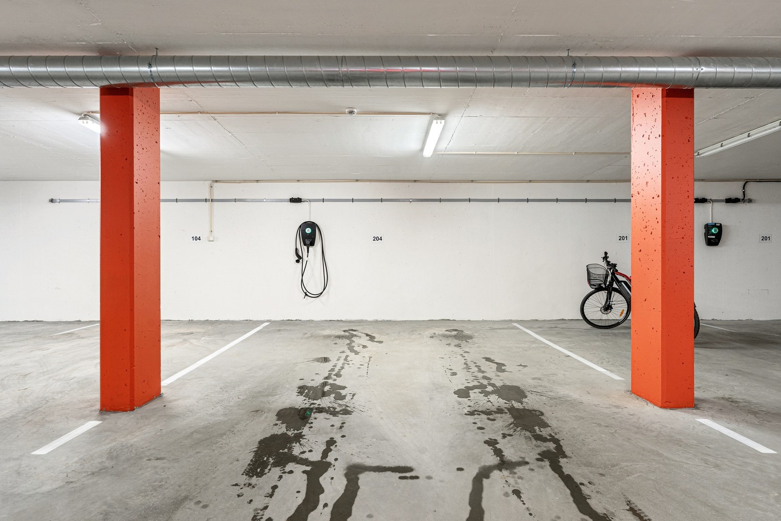 Parkering i parkeringskjeller. Galleribilde