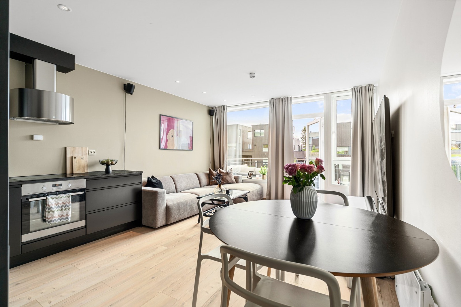 Store vindusoverflater som gir rikelig med naturlig lysinnslipp og god atmosfære i rommet. Galleribilde