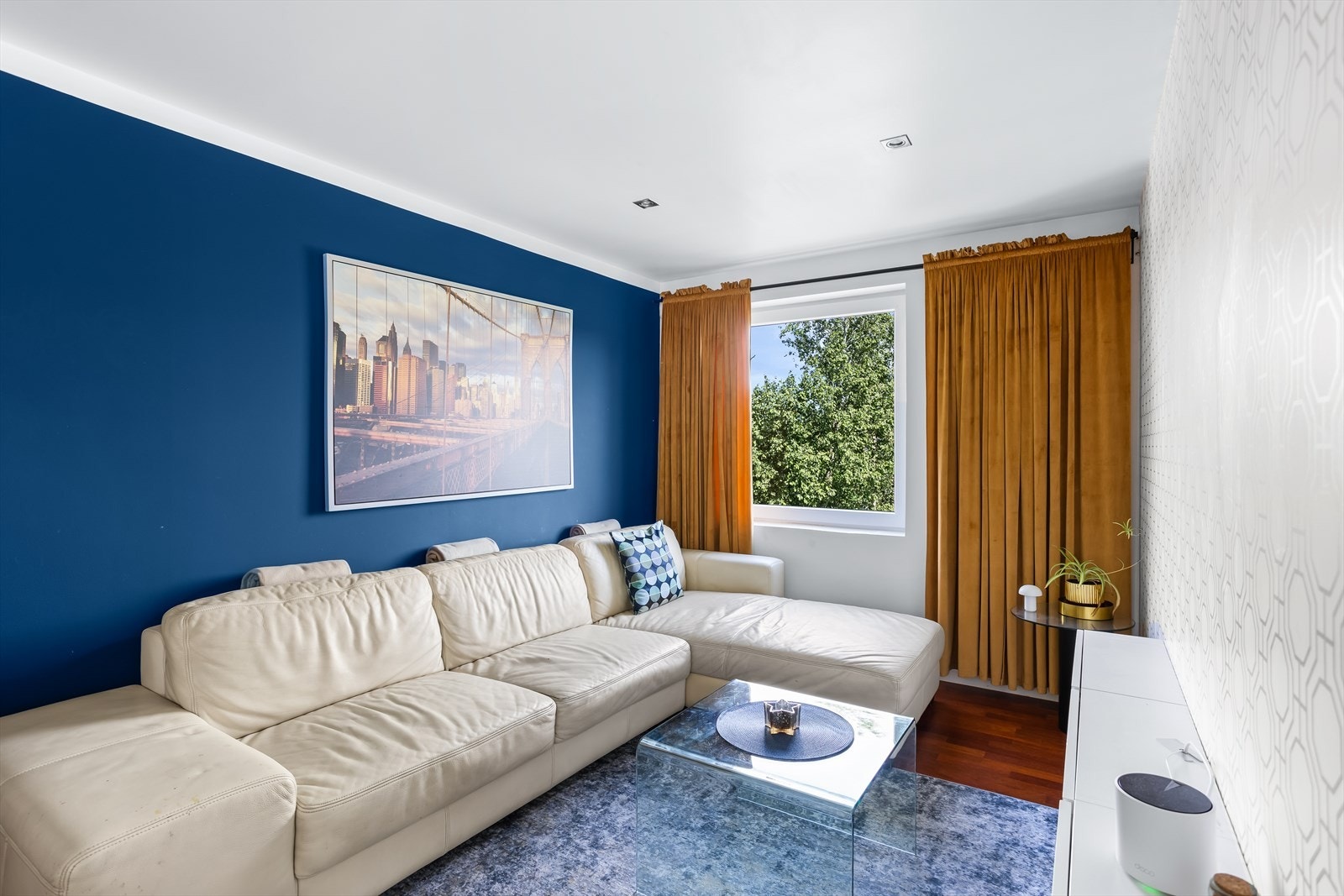 Rommet lar seg enkelt møblere med spisestue, sofagruppe og mediemøbler. Galleribilde