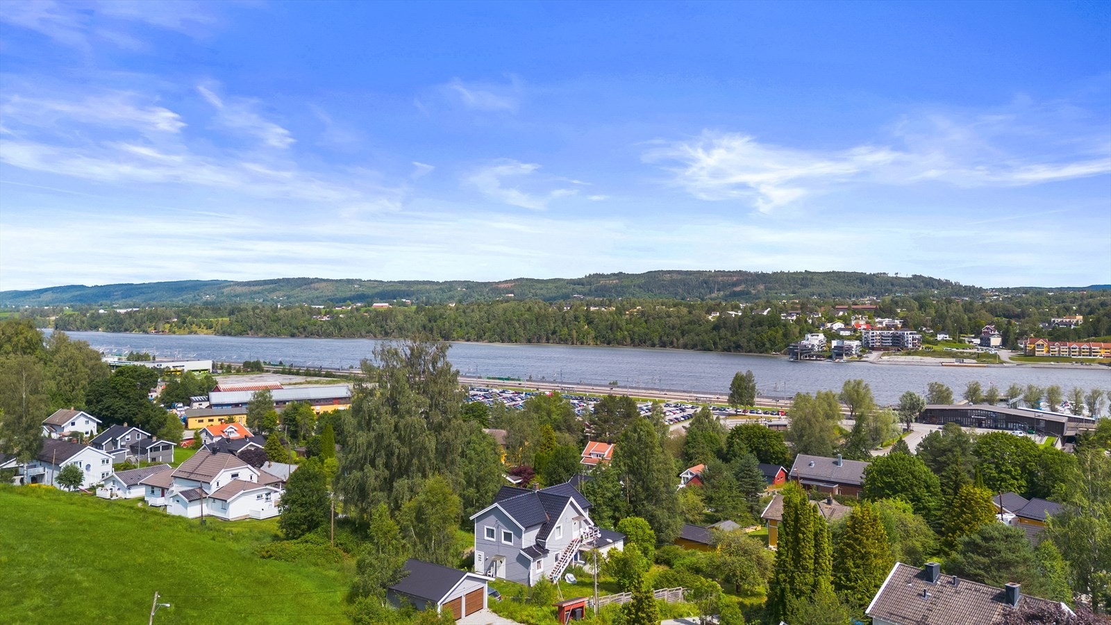 Kun fem minutter til Eidsvoll stasjon, med hyppige avganger som gir rask tilgang til Oslo og Gardermoen. Galleribilde