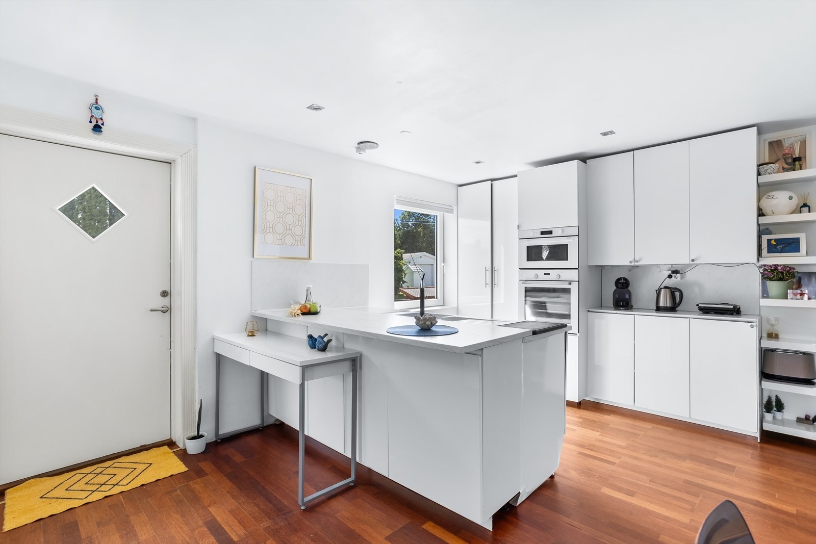 Pent kjøkken fra 2011 med praktisk kjøkkenøy. Galleribilde