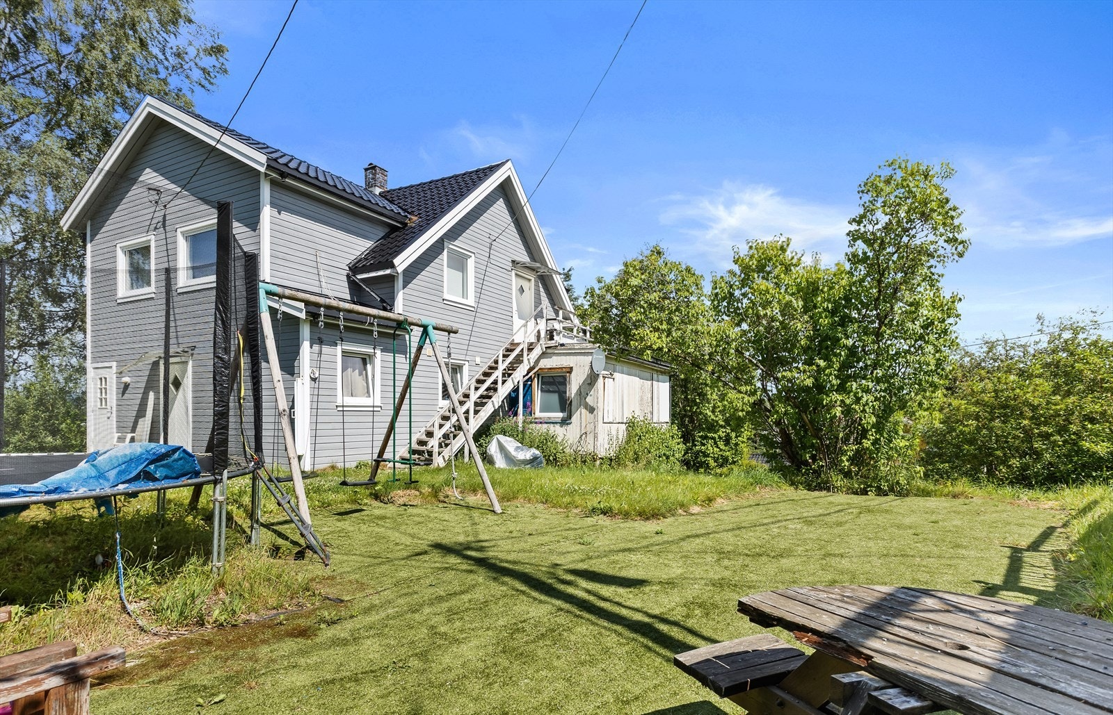 Stor hage med plen som gir rikelig med plass for lek og utendørsaktiviteter. Galleribilde