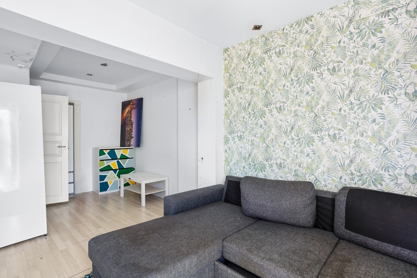 Stue med plass til sofa, mediemøbler og annet møblement. Galleribilde