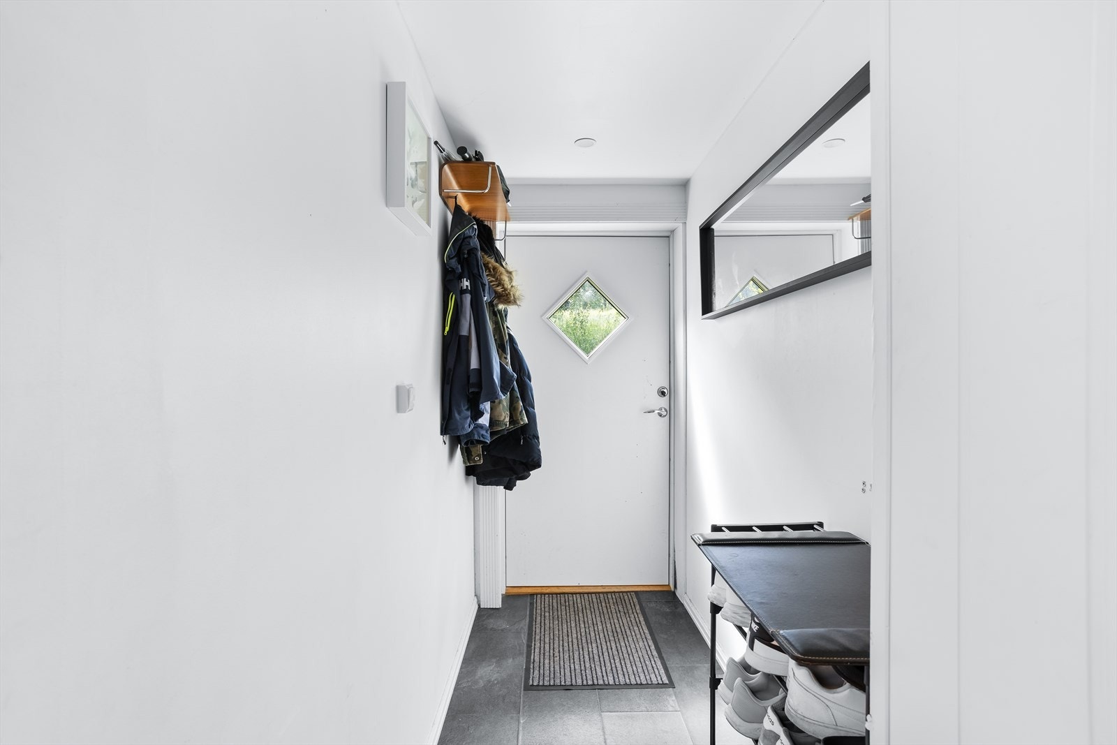 Entré med plass til oppheng av yttertøy og til å sette fra seg sko. Galleribilde