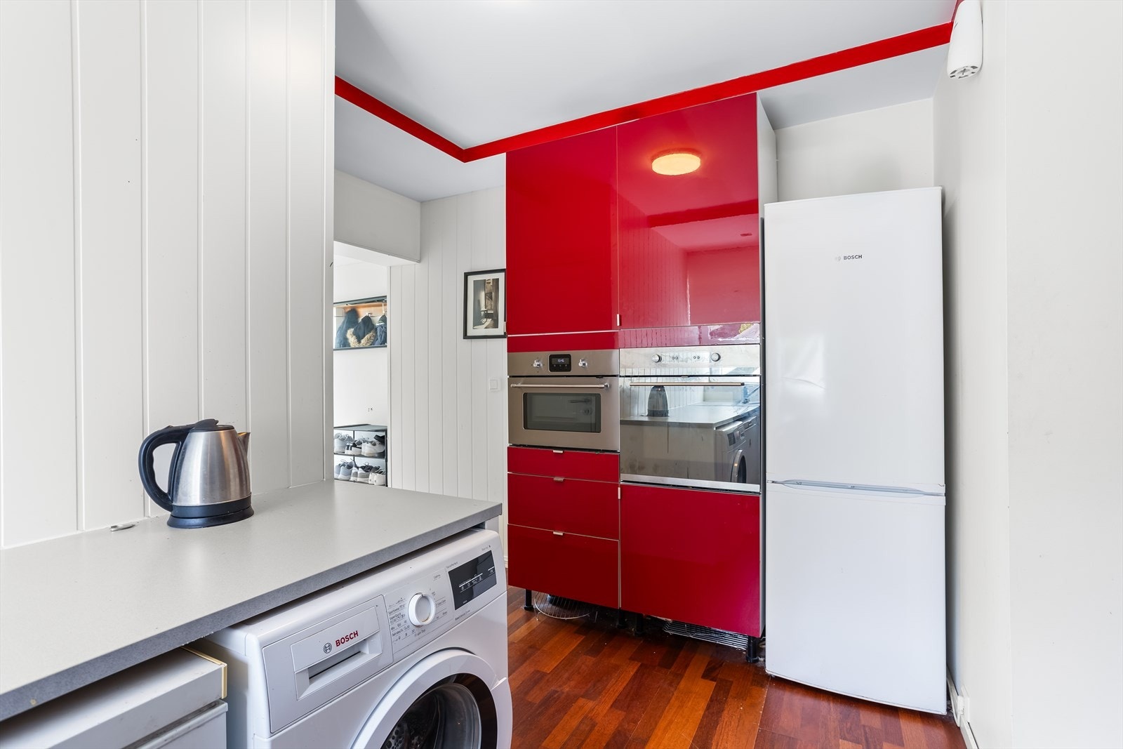 Kjøkken fra 2011 i åpen løsning mot stuen og spiseplass. Galleribilde