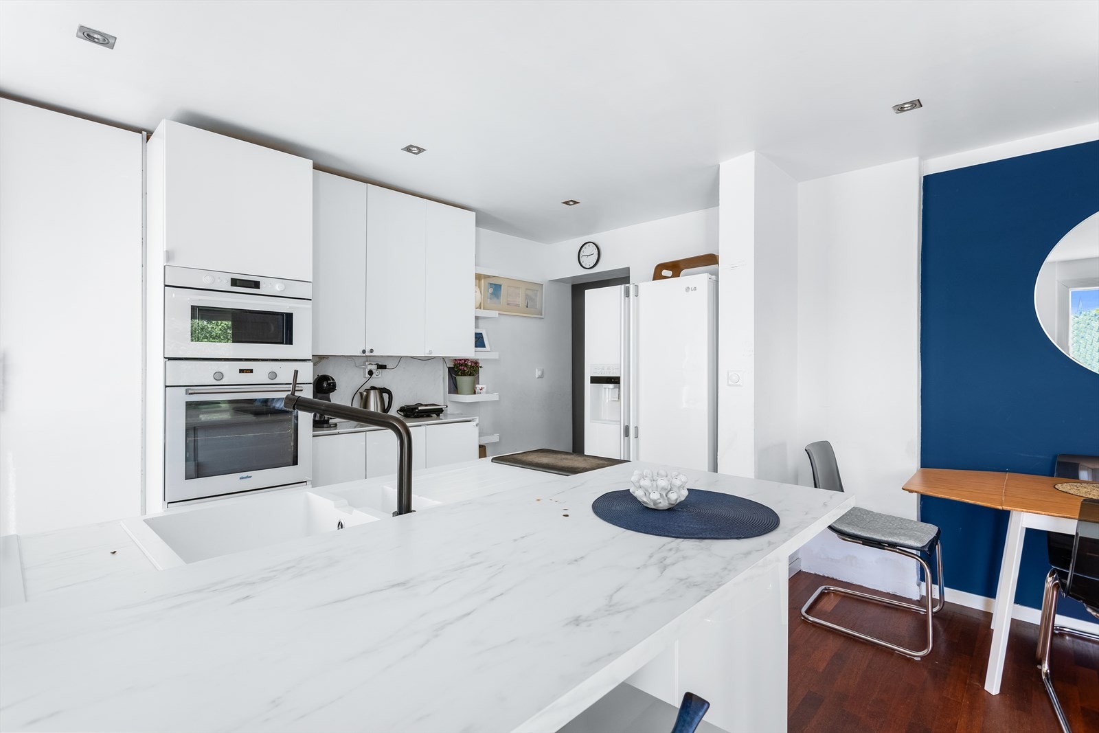 Kjøkkenet har integrerte hvitevarer som komfyr, platetopp og micro. Galleribilde