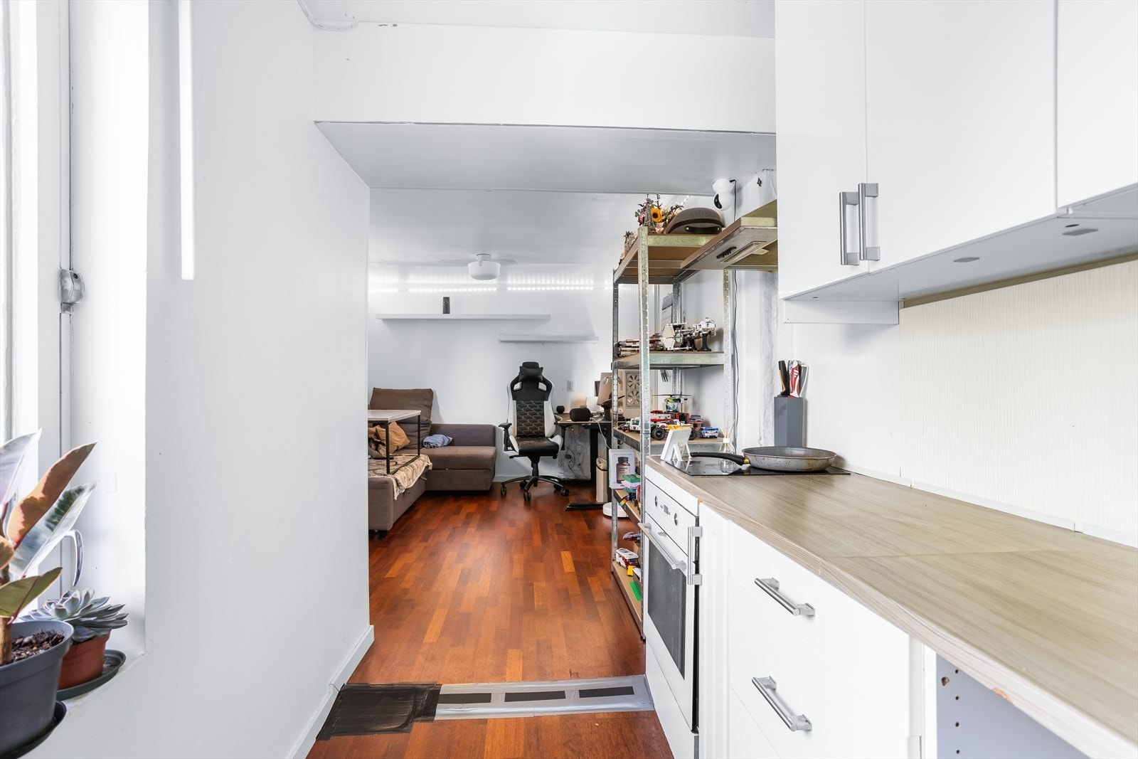 Kjøkken fra 2011 i delvis åpen løsning mot stue. Galleribilde