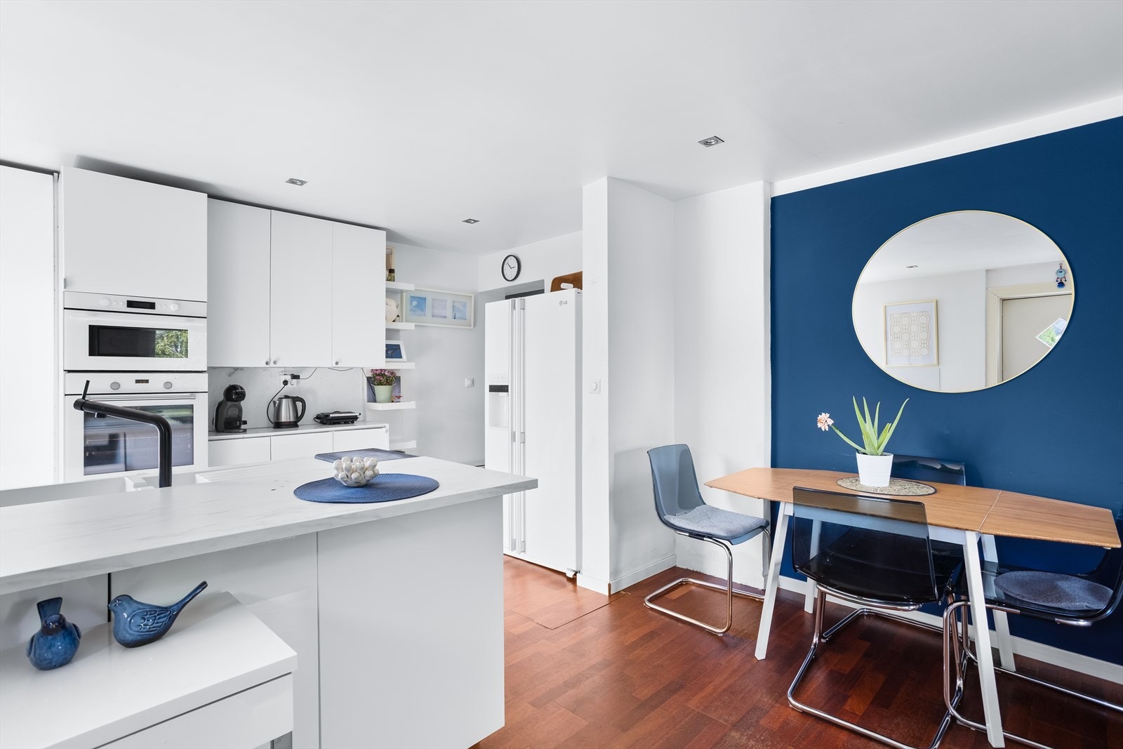 I tilknytning til kjøkkenet er det plass til et hyggelig spisebord. Galleribilde