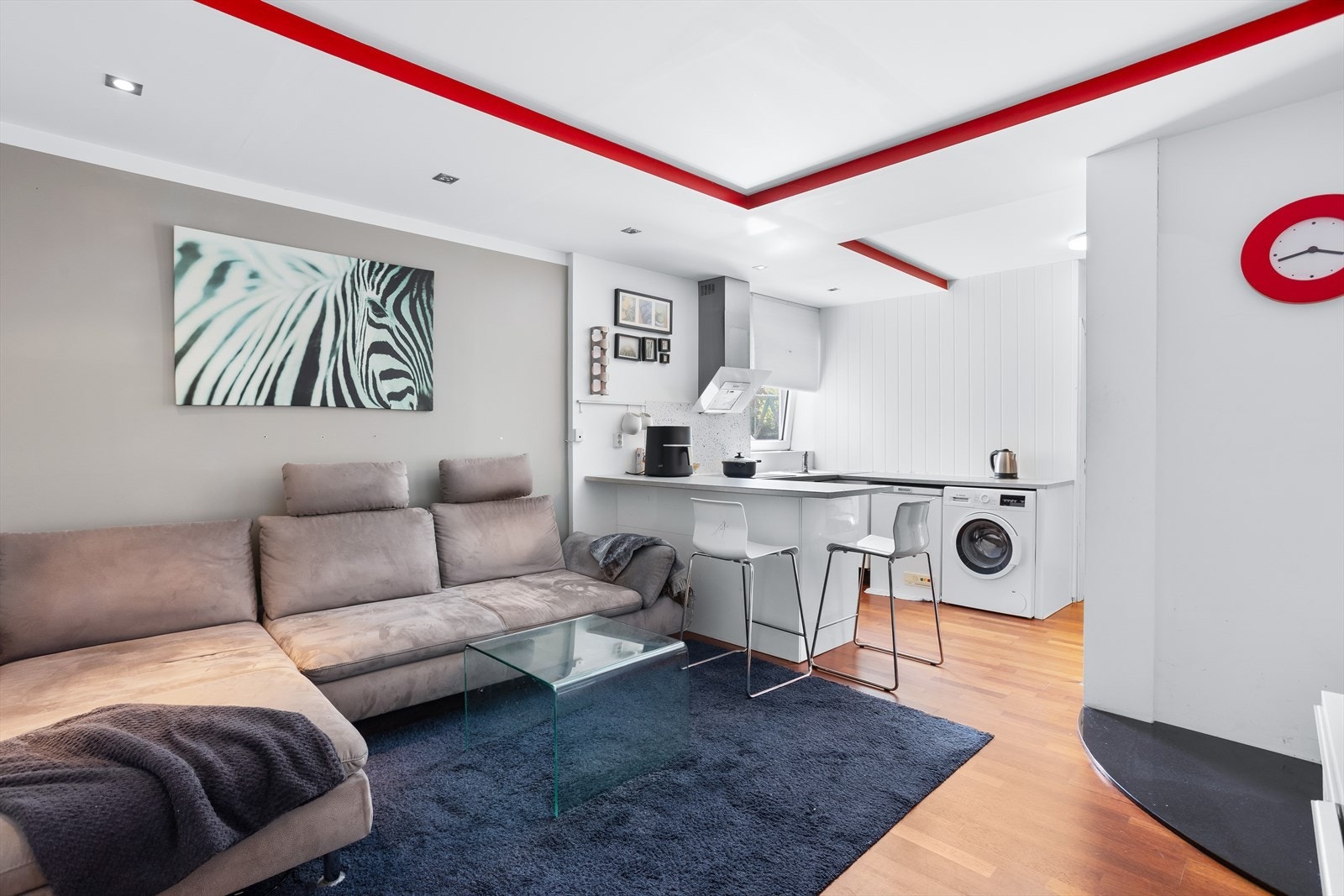 Lys stue med plass til sofaseksjon og mediemøbler. Galleribilde