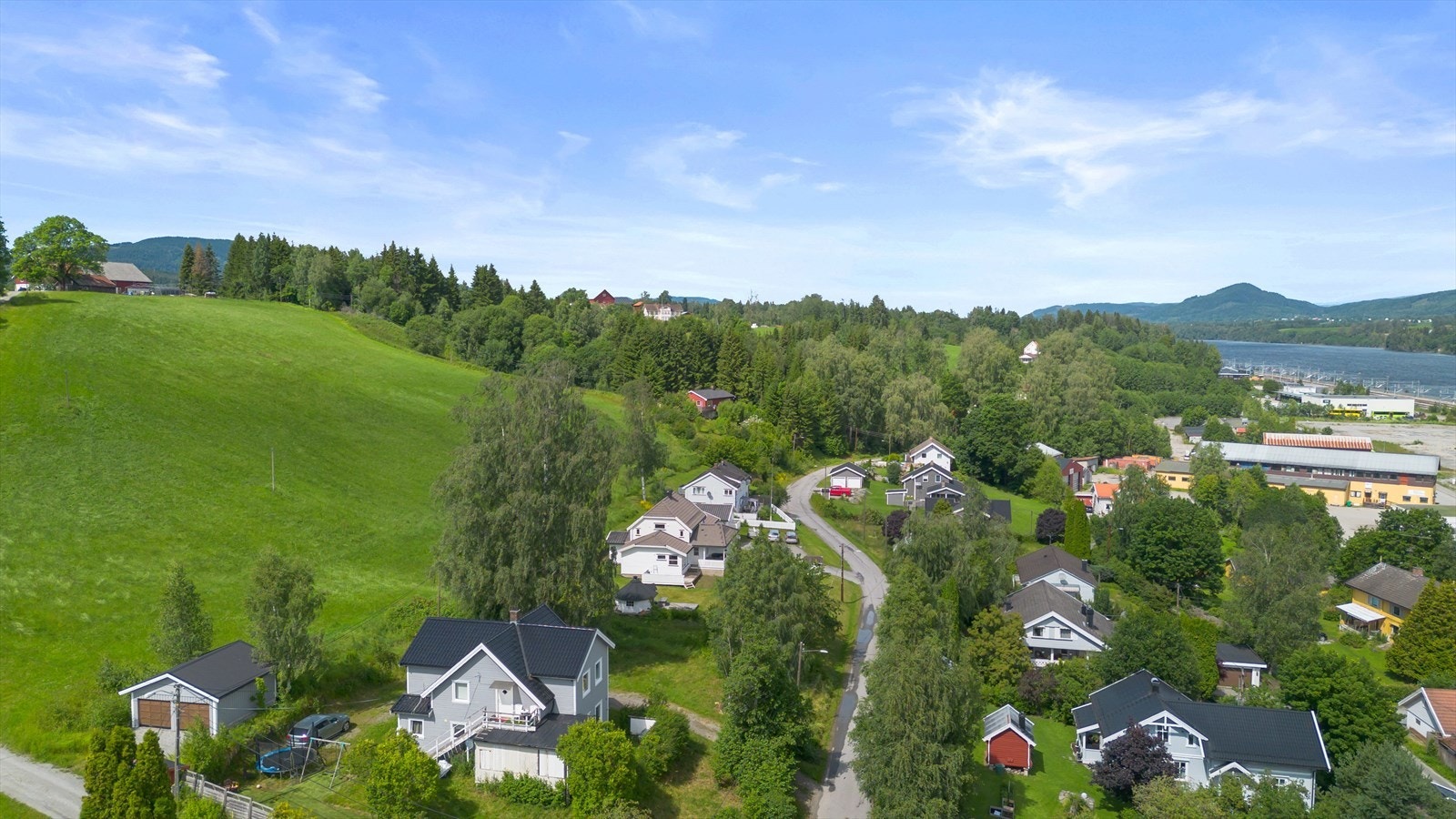 Fra boligen er det enkel tilgang på alt fra skole, barnehage, dagligvare og servicetilbud. Galleribilde