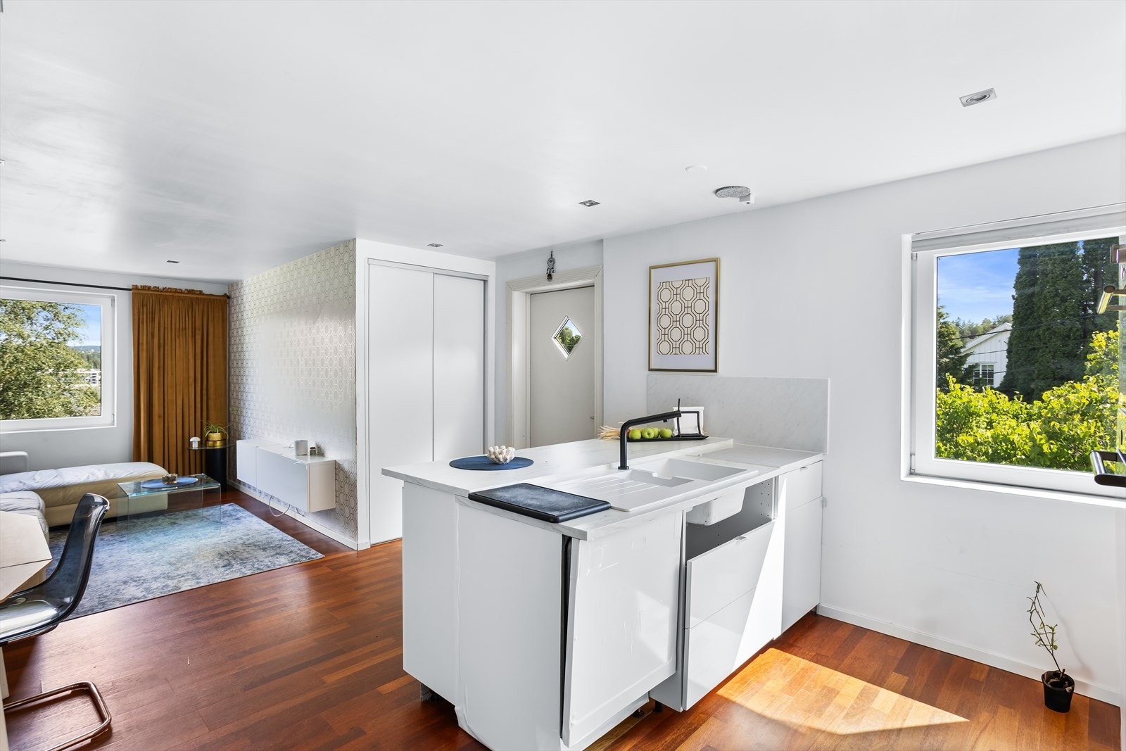 Lys entré med god plass til yttertøy og sko i skyvedørsgarderobe. Galleribilde