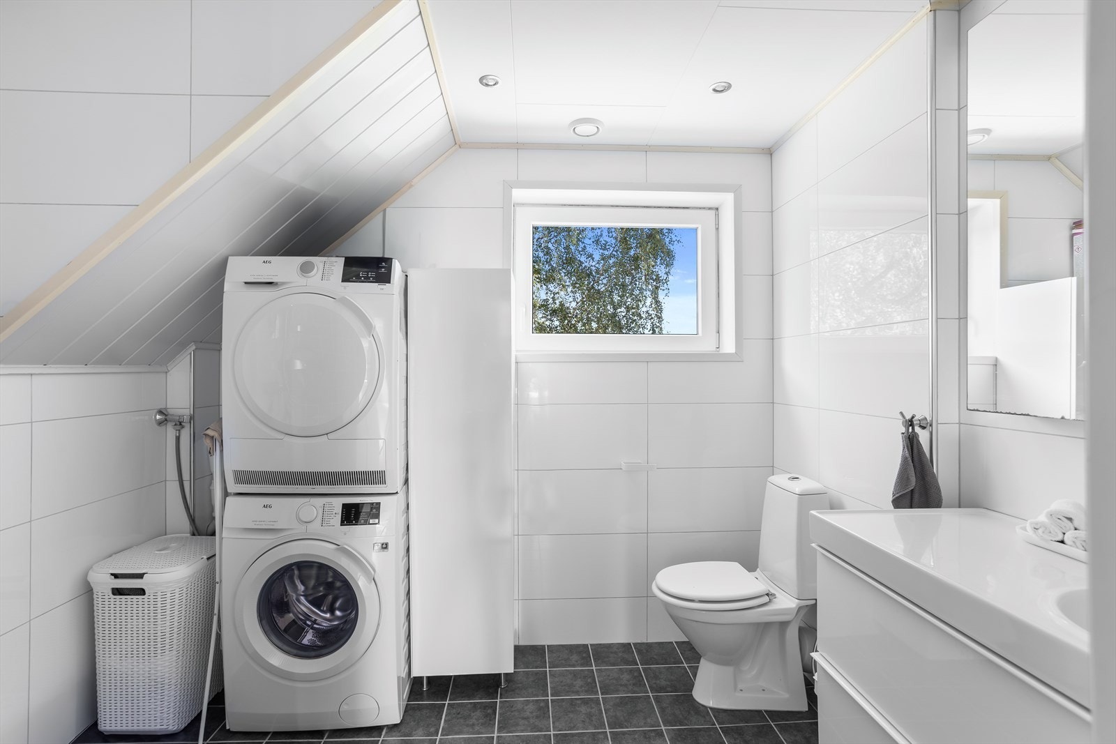 Pent bad med flislagte overflater, downlights og gulvvarme. Galleribilde