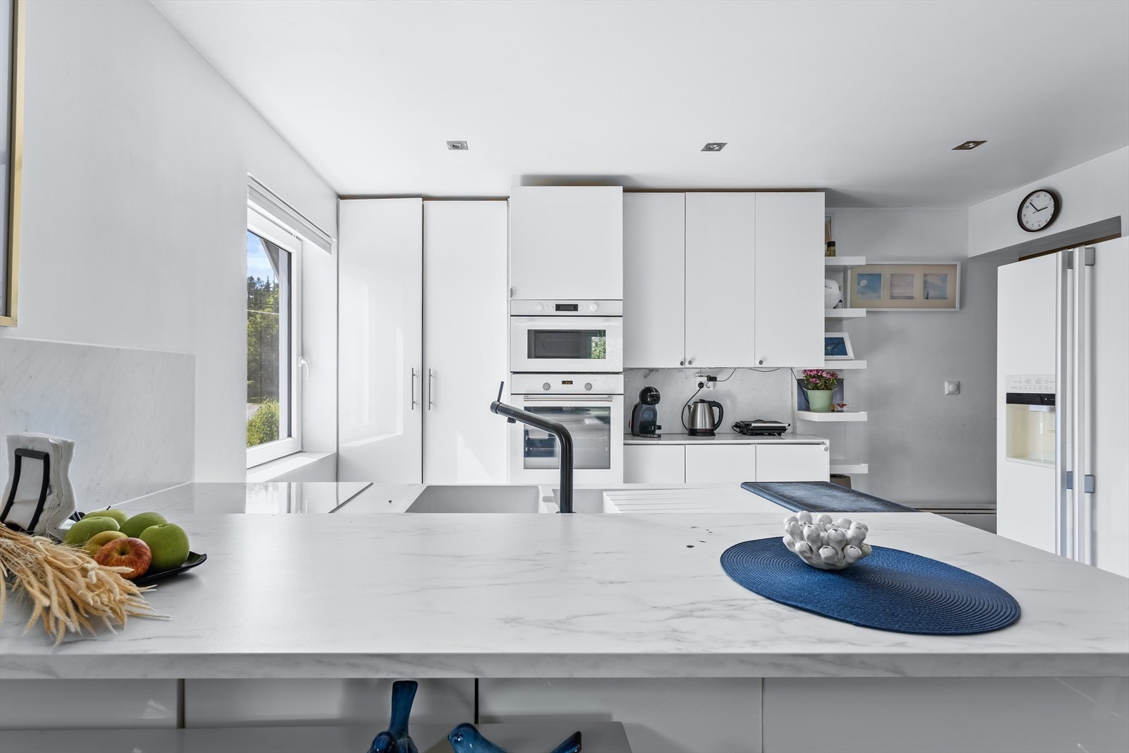 Innredningen består av slette fronter, laminat benkeplate og oppvaskkum. Galleribilde