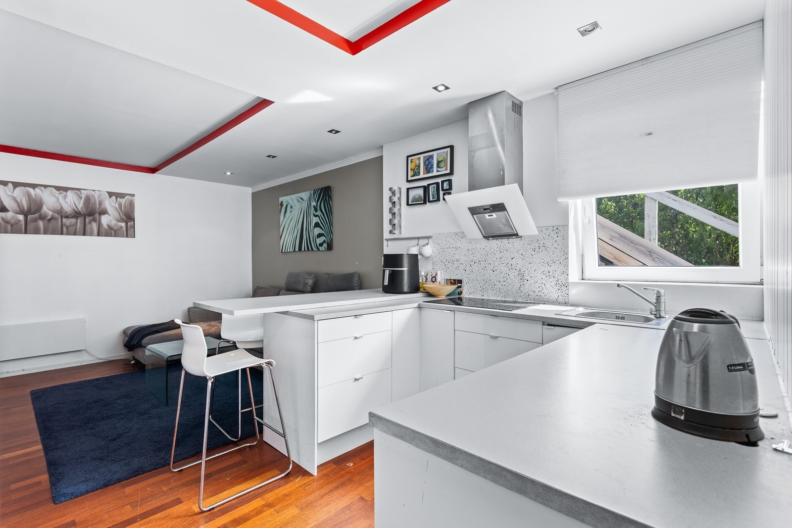 Kjøkkenet har integrerte hvitevarer som komfyr, microovn og platetopp. Galleribilde