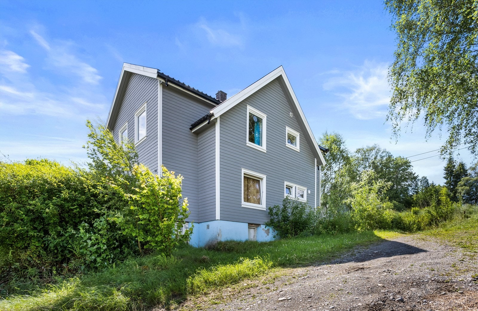 Dette er en innholdsrik bolig over to plan, men boligen trenger litt modernisering. Galleribilde