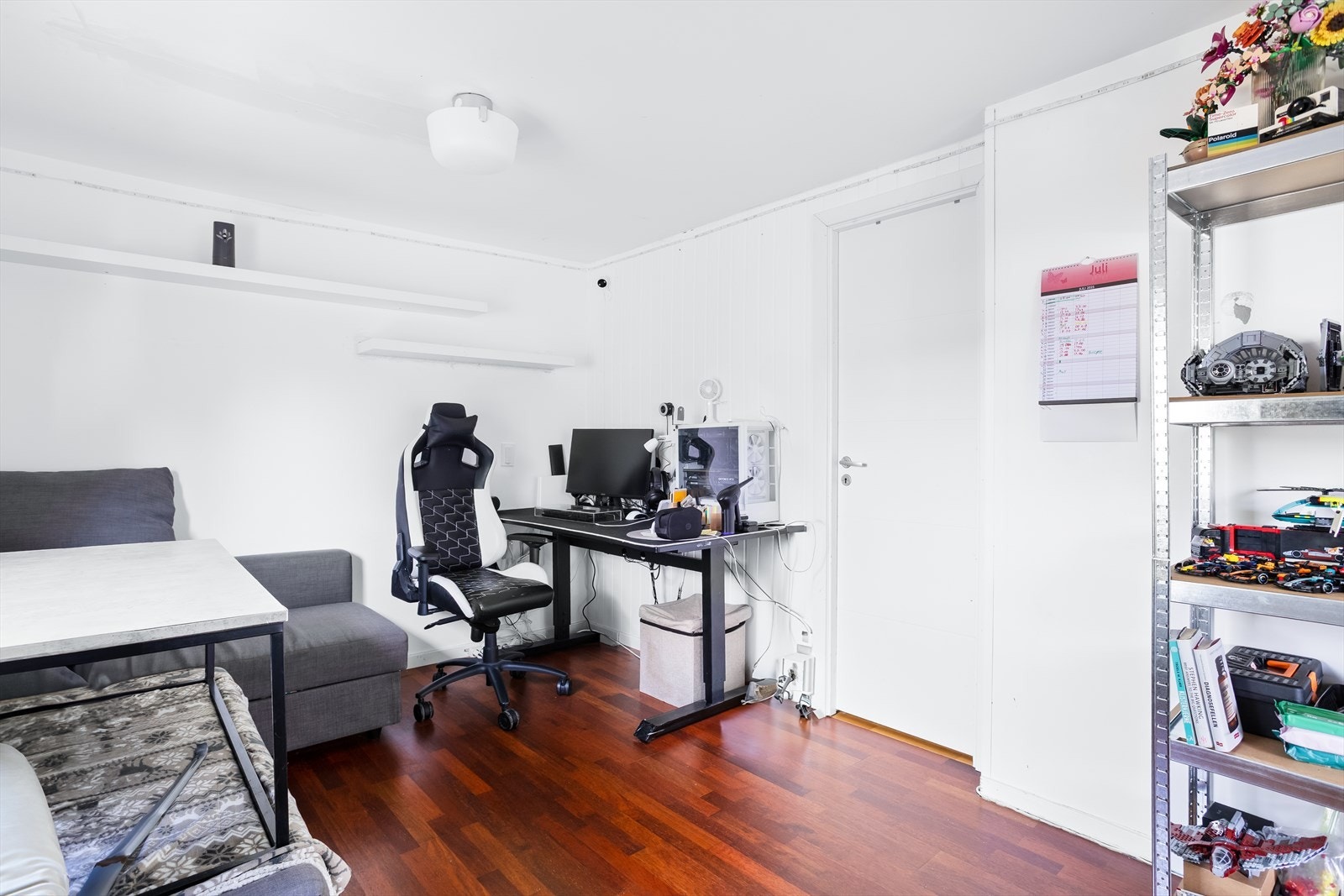 Stue med plass til sofa, bord og mediemøbler. Galleribilde