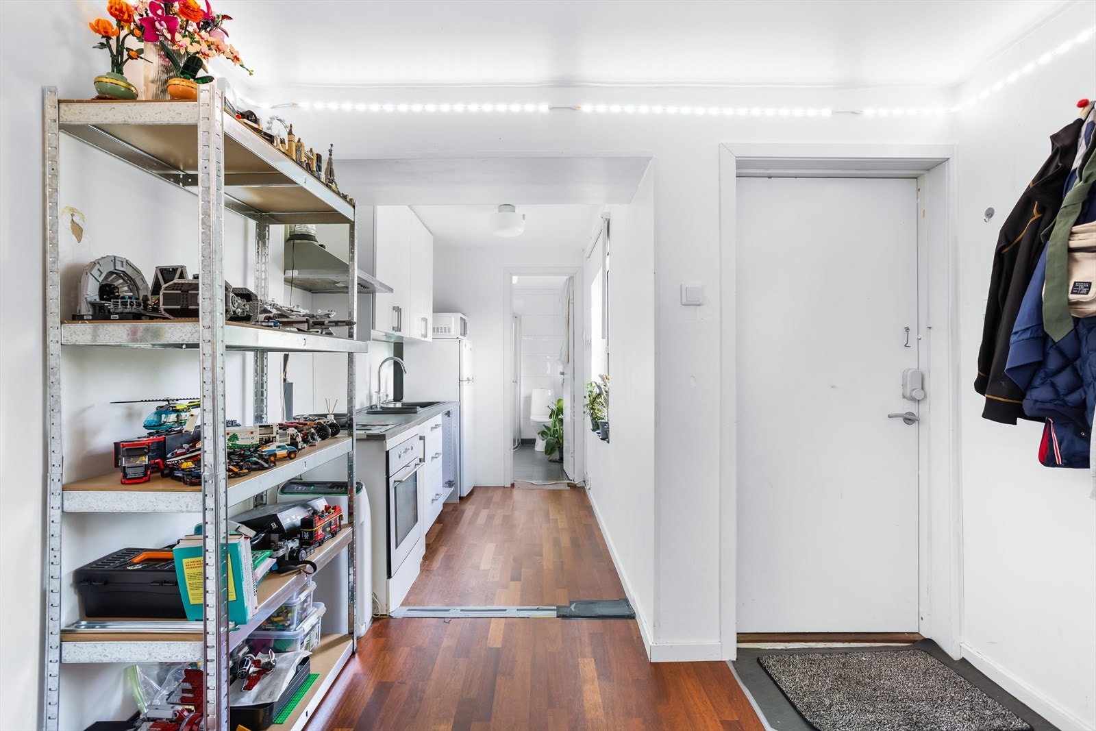 God plass til oppheng av yttertøy og til å sette fra seg sko. Galleribilde