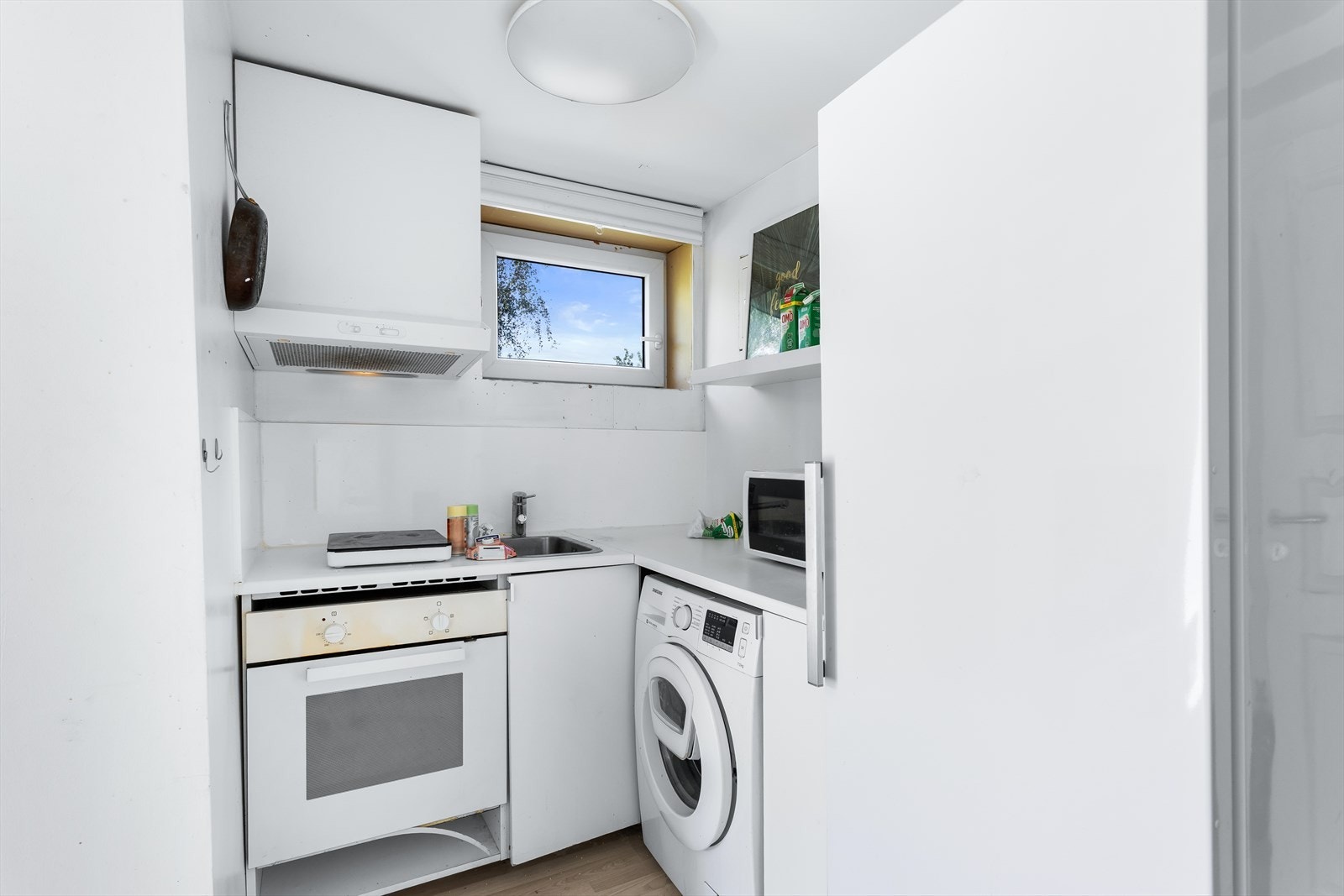 Kjøkken fra 2011 med slette fronter, laminat benkeplate og nedfelt oppvaskkum. Det er opplegg for vaskemaskin på kjøkkenet. Galleribilde