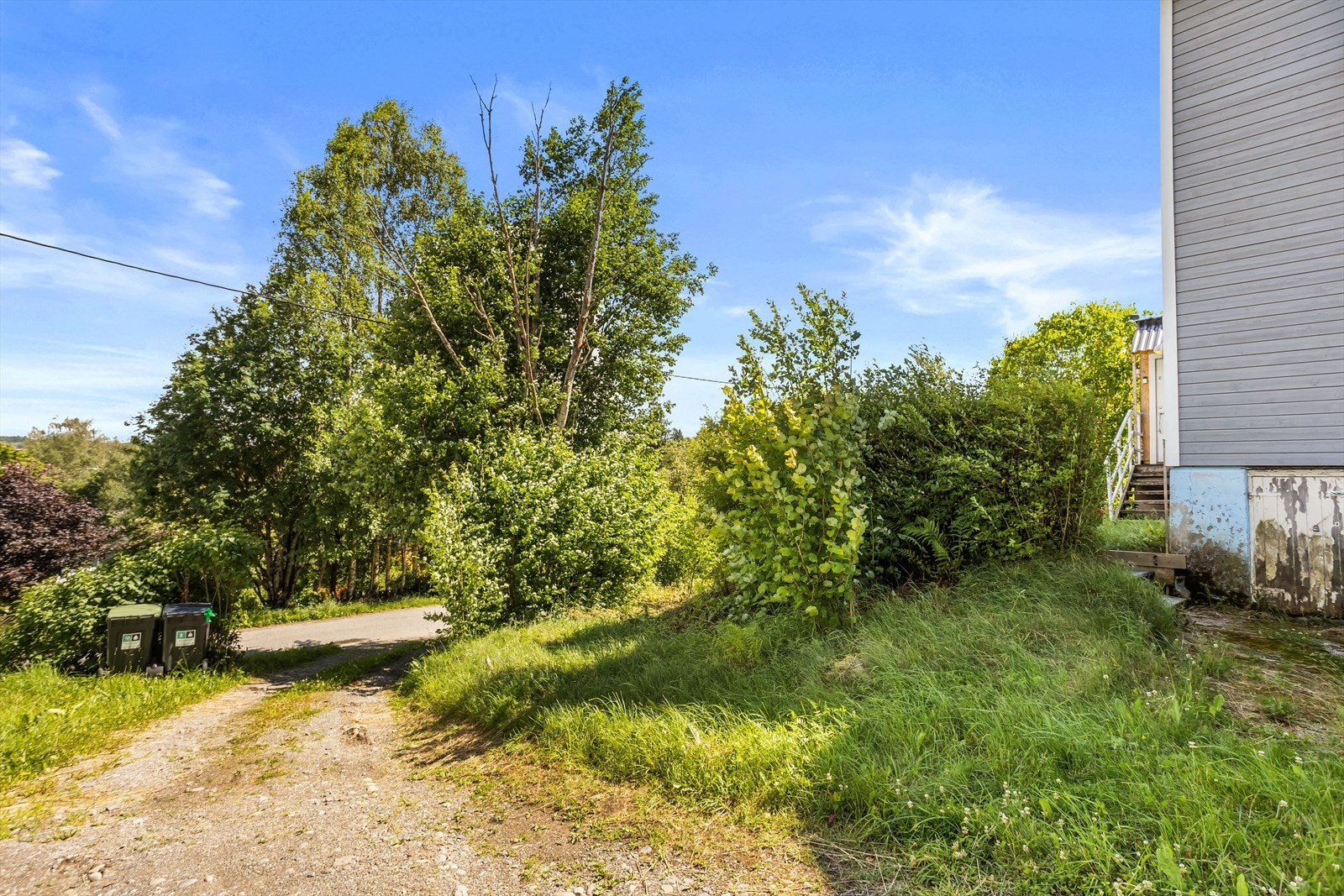 Enkel adkomst til eiendommen med gode parkeringsmuligheter på egen tomt. Galleribilde