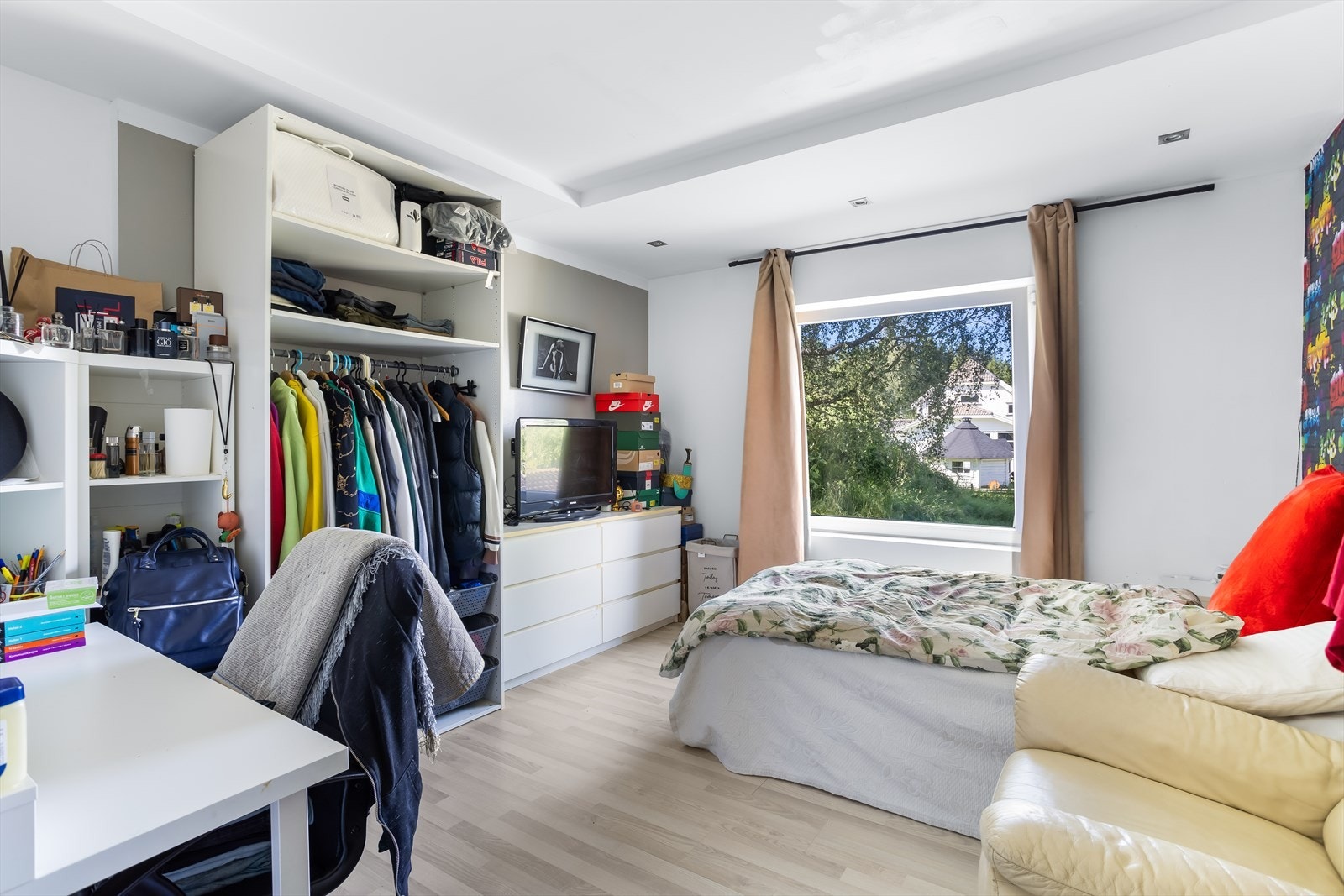 Soverom med plass til seng, nattbord og garderobeløsning. Galleribilde