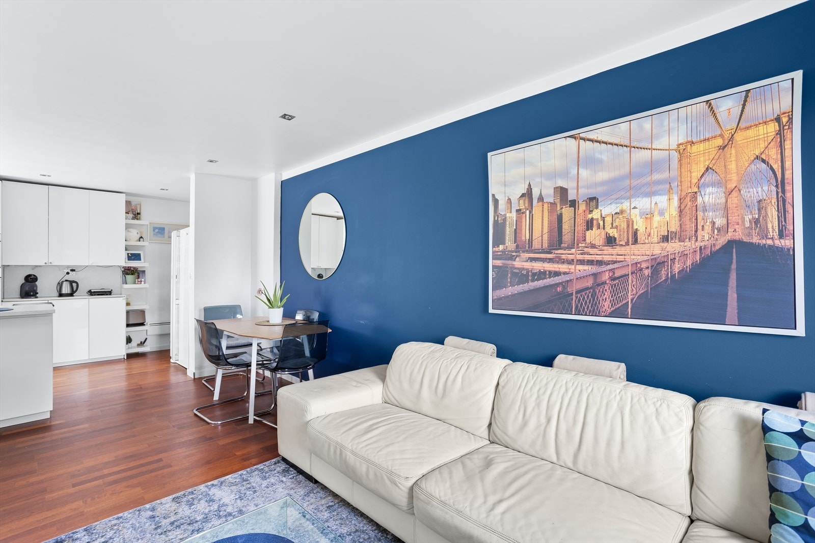 Stuen er et hyggelig og sosialt oppholdsrom. Galleribilde