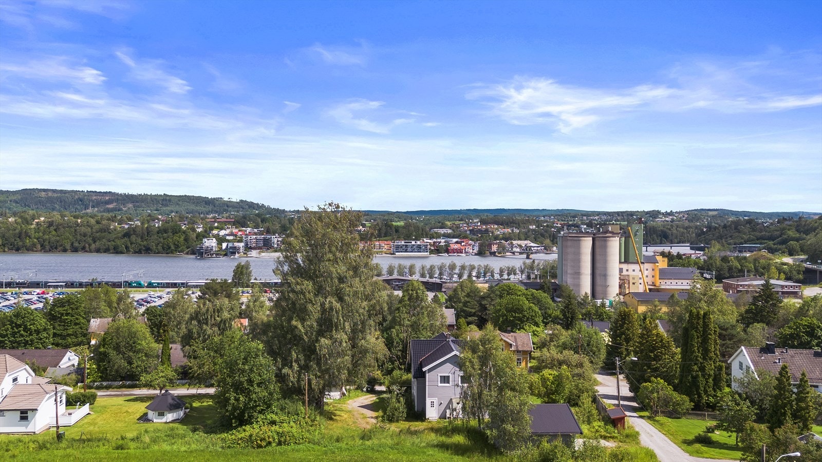 Offentlig kommunikasjon med både buss og tog er også innenfor kort avstand! Galleribilde