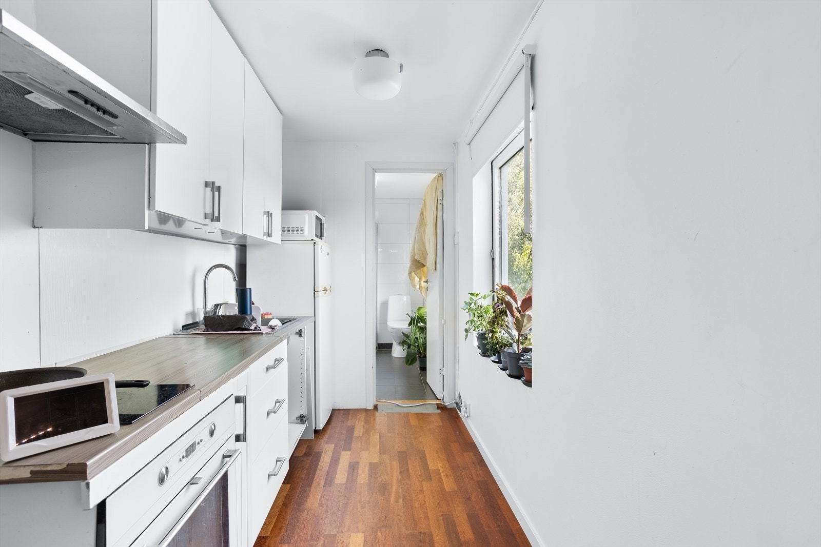 Innredningen består av slette fronter, laminat benkeplate og nedsenket oppvaskkum. Galleribilde