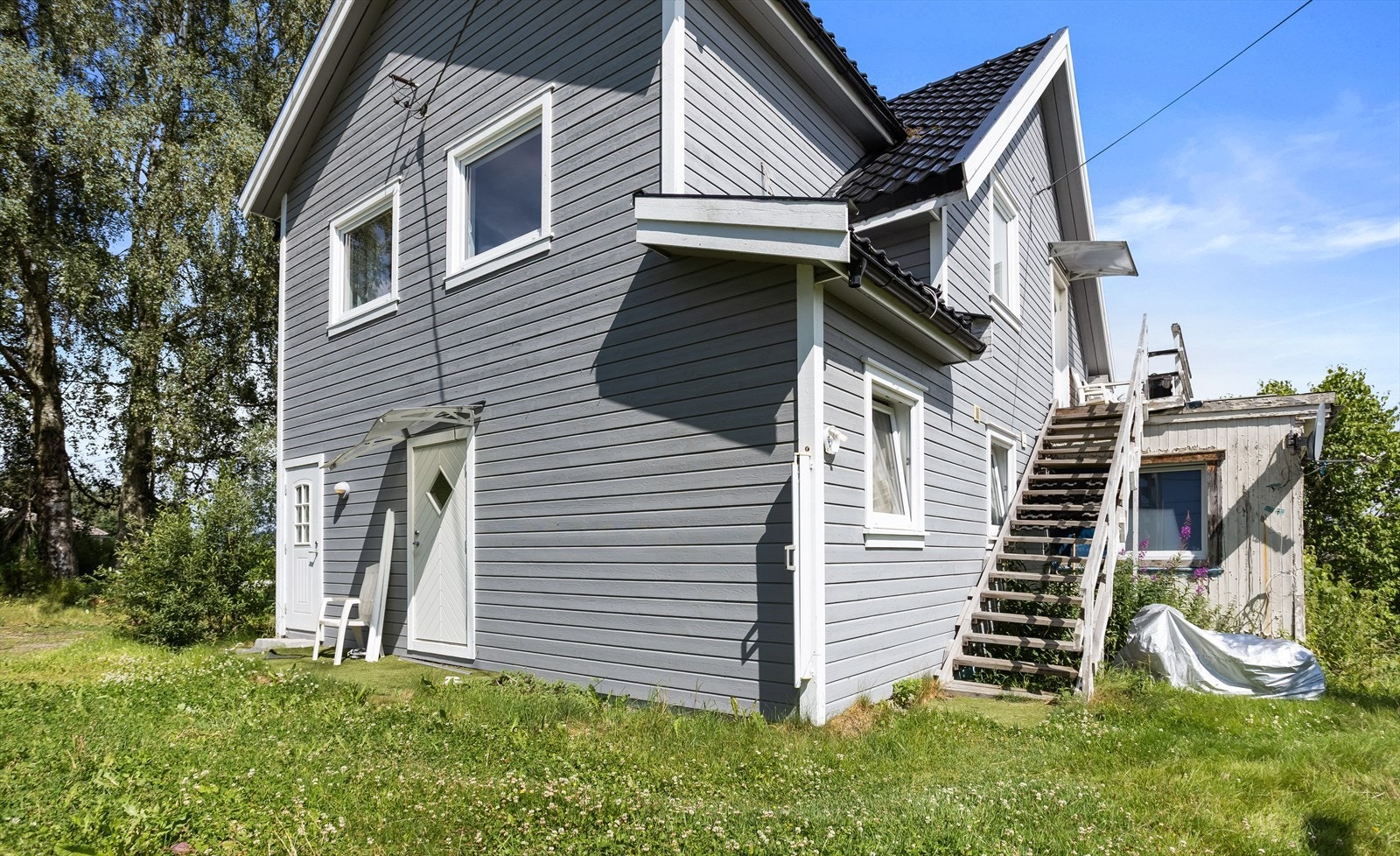 Boligen fremstod på befaringstidspunktet med fire separate leiligheter/ boenheter. Det er ikke søkt om etablering av flere boenheter. Galleribilde