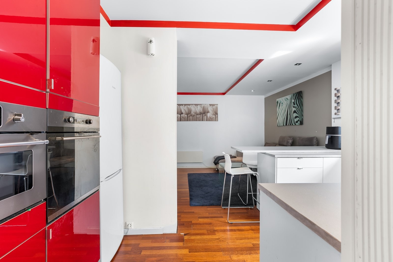 Innredningen har slette fronter og inkluderer benkeskap og benkehjørneskap med karusellfunksjon i tillegg til høyskap for praktisk oppbevaring. Galleribilde