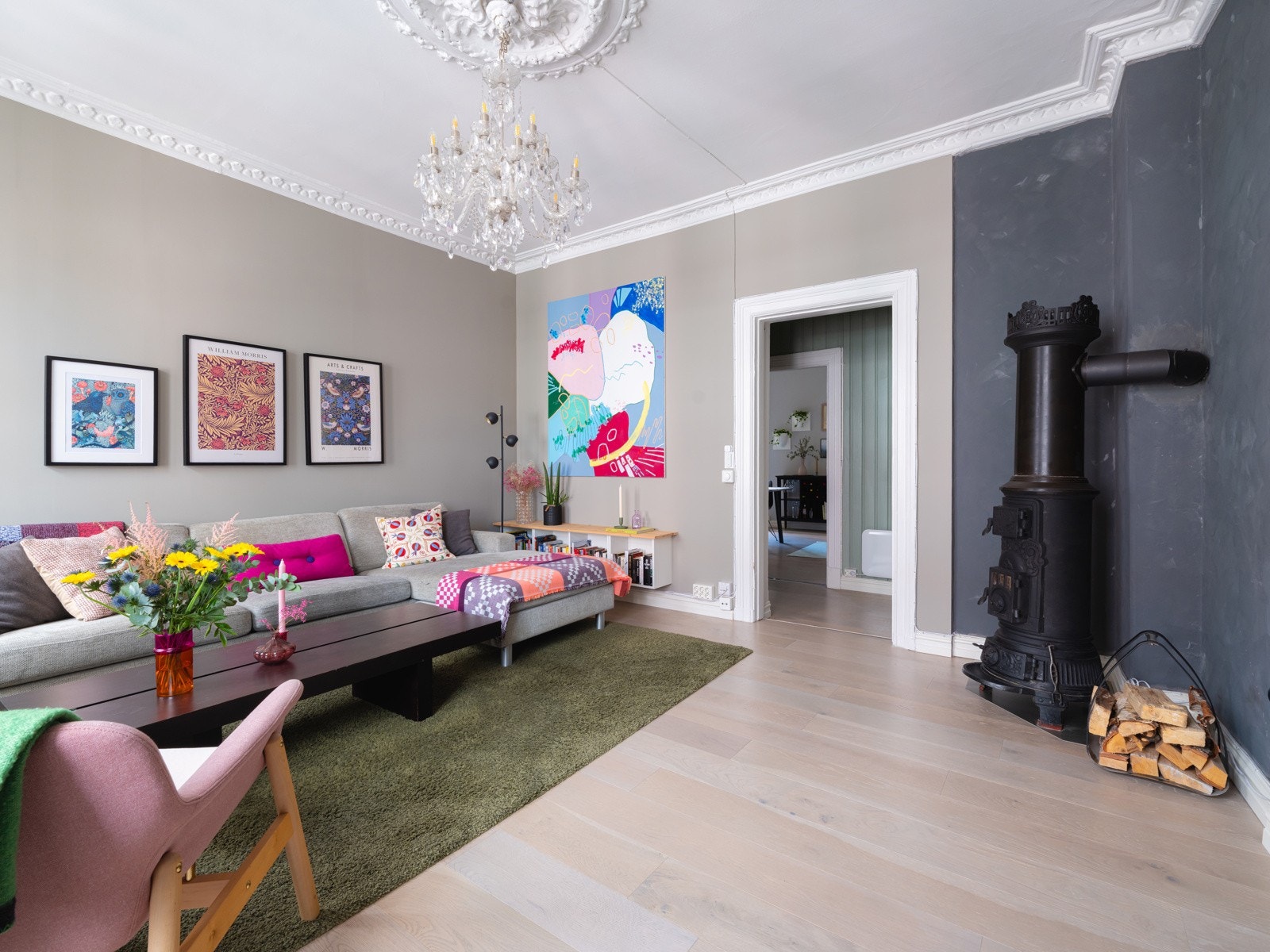 Klassiske detaljer som nydelig stukkatur, rosett og teglstein gir leiligheten en herlig sjarm og et flott særpreg. Galleribilde