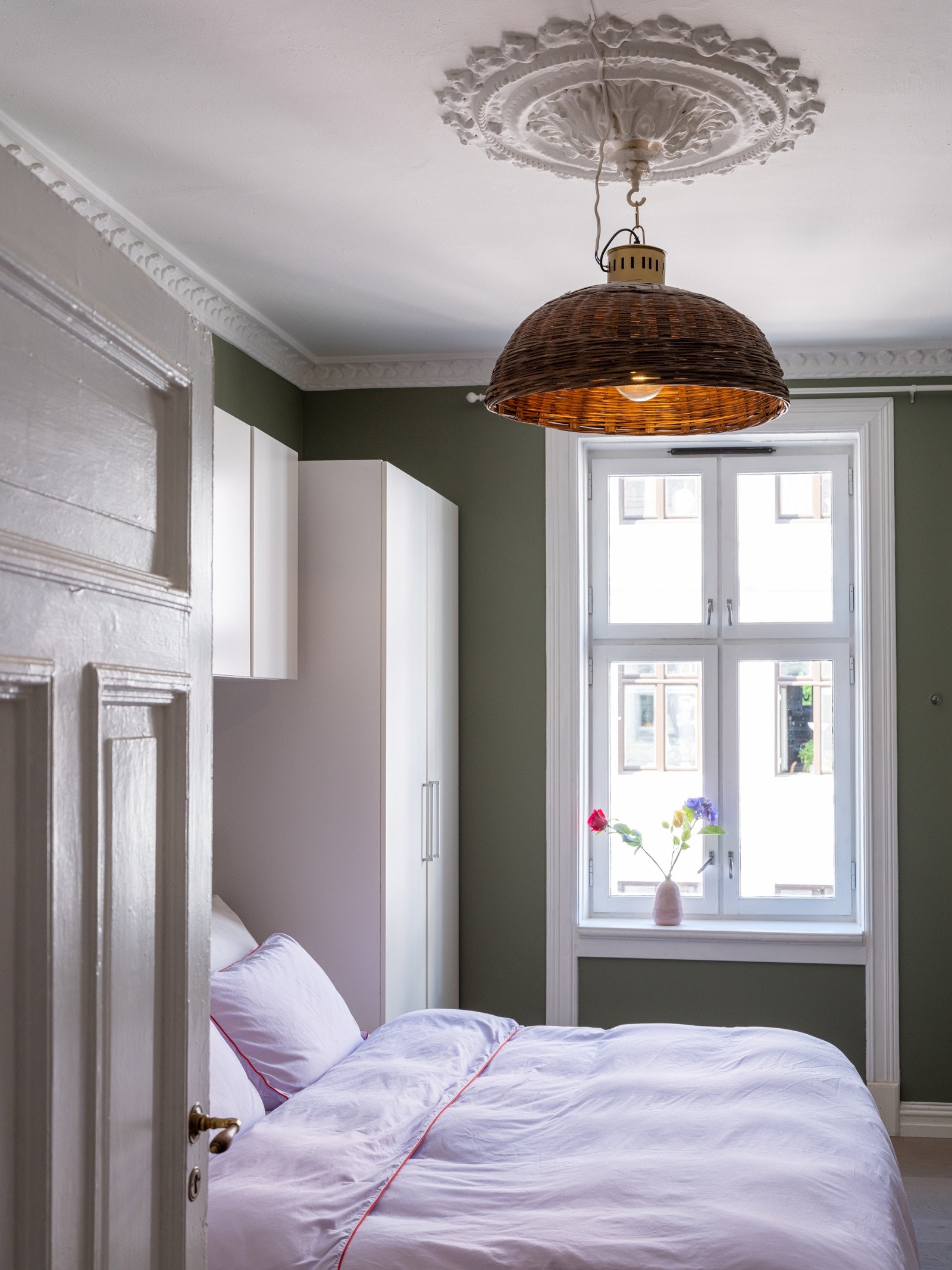 Stort vindu gir rommene godt med naturlig lys og gode muligheter for lufting. Galleribilde