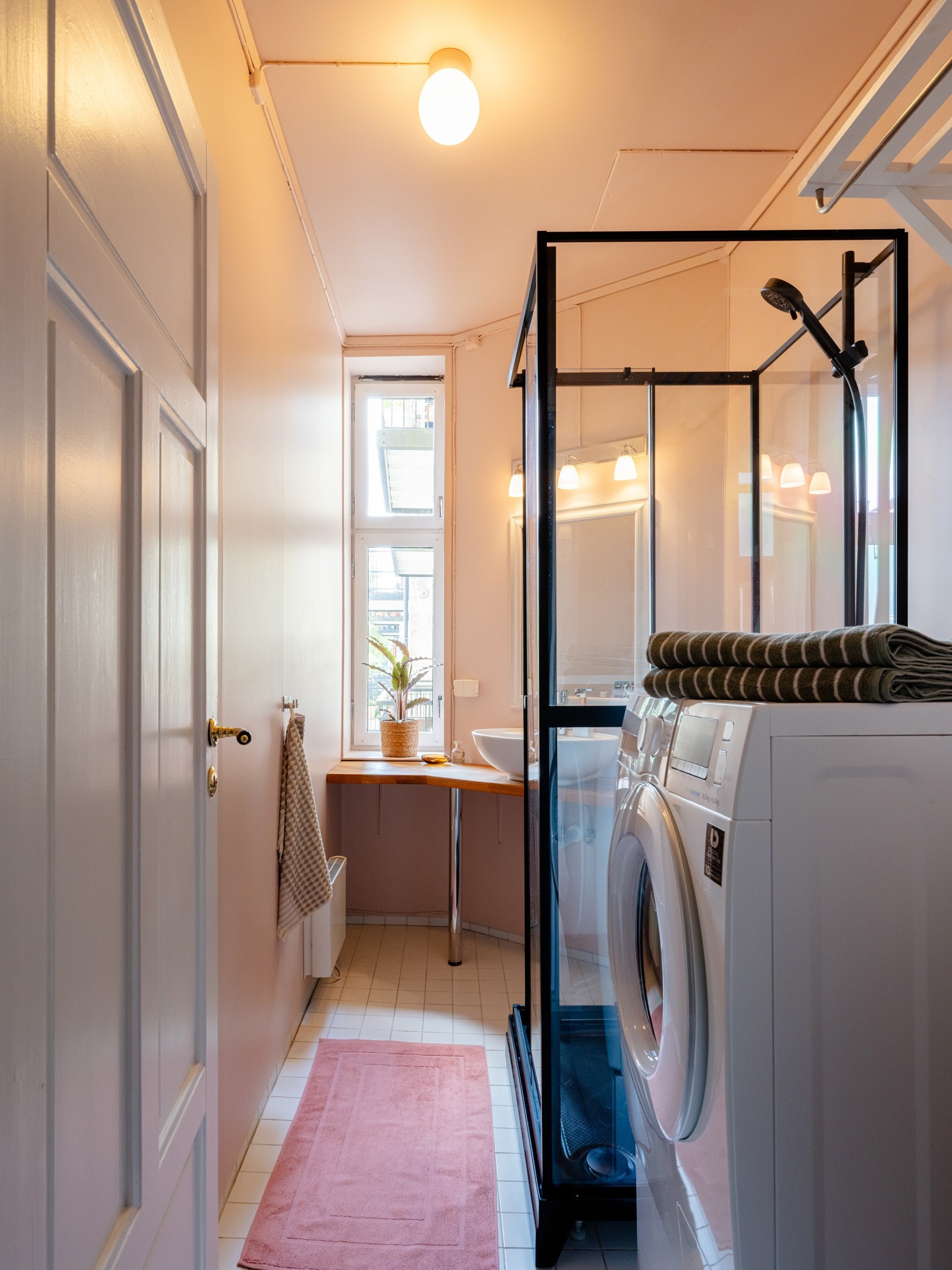 Leiligheten har et lyst og pent baderom. Galleribilde