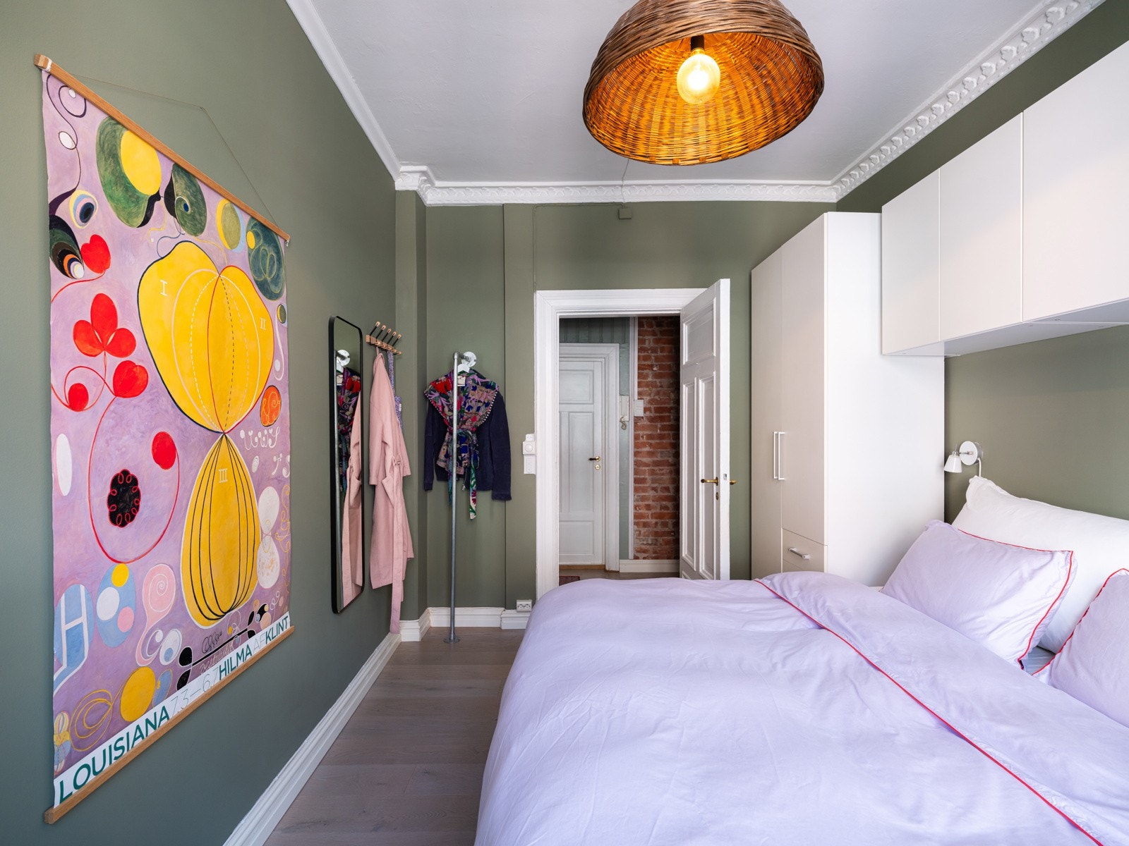 Det er god plass til klær i flere garderobeskap. Galleribilde