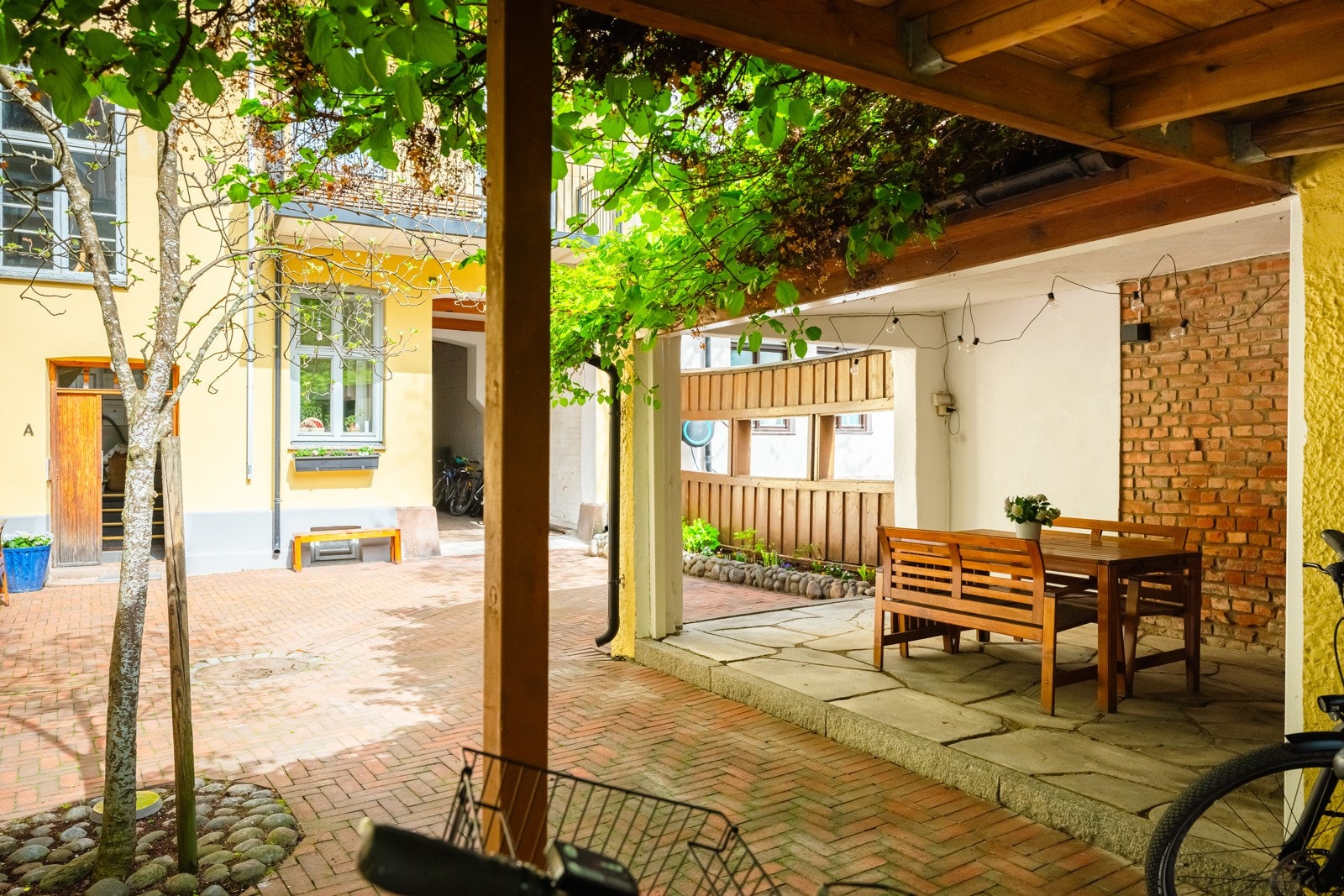 Bakården har felles sykkelparkering. Det er i tillegg felles sykkelbod i kjeller og fellesbod med div. utstyr og vvb. Galleribilde