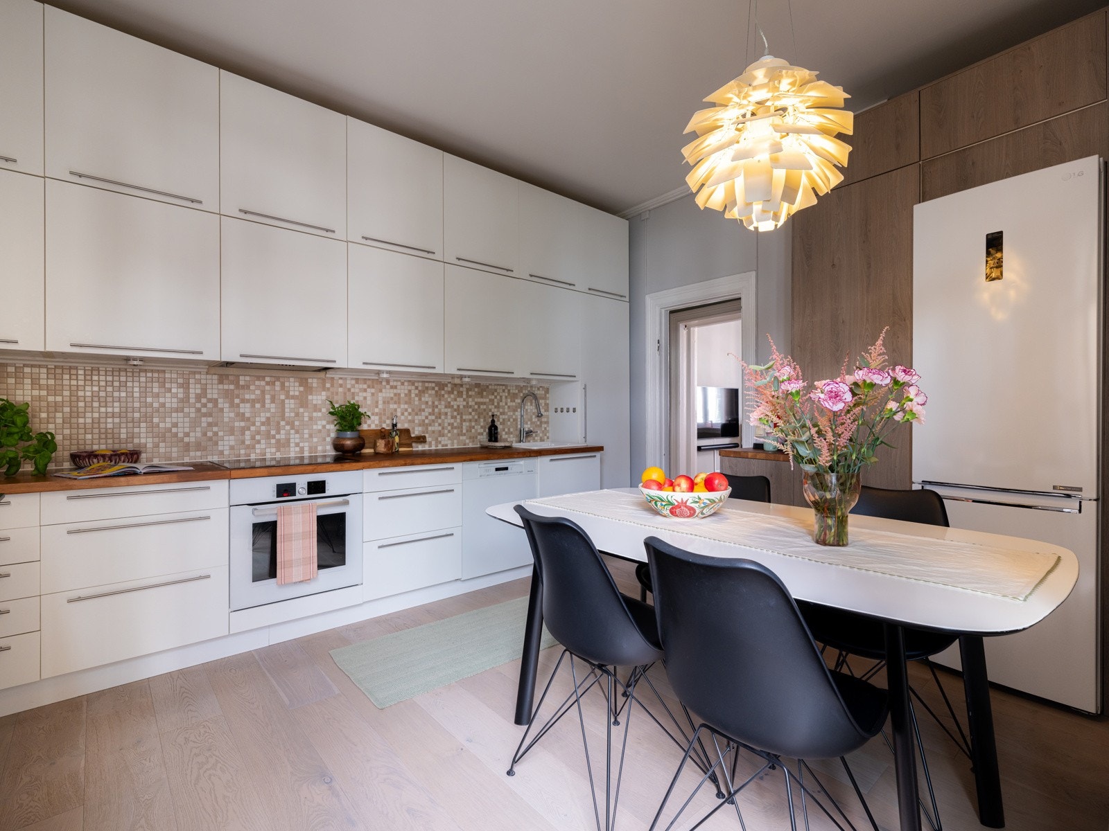 Kjøkkenet er videre utstyrt med integrert komfyr, og frittstående oppvaskmaskin og kjøl/fryser. Galleribilde