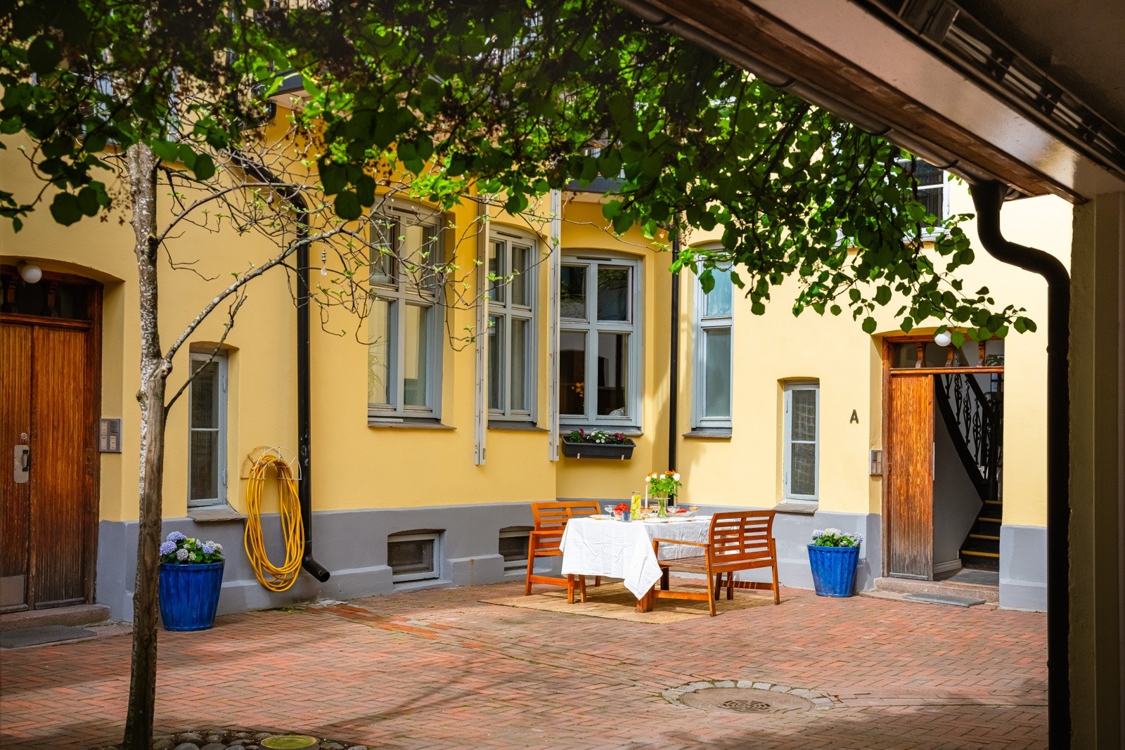 Bakgården har sol fra ca. kl. 11-14 på sommerstid. Galleribilde